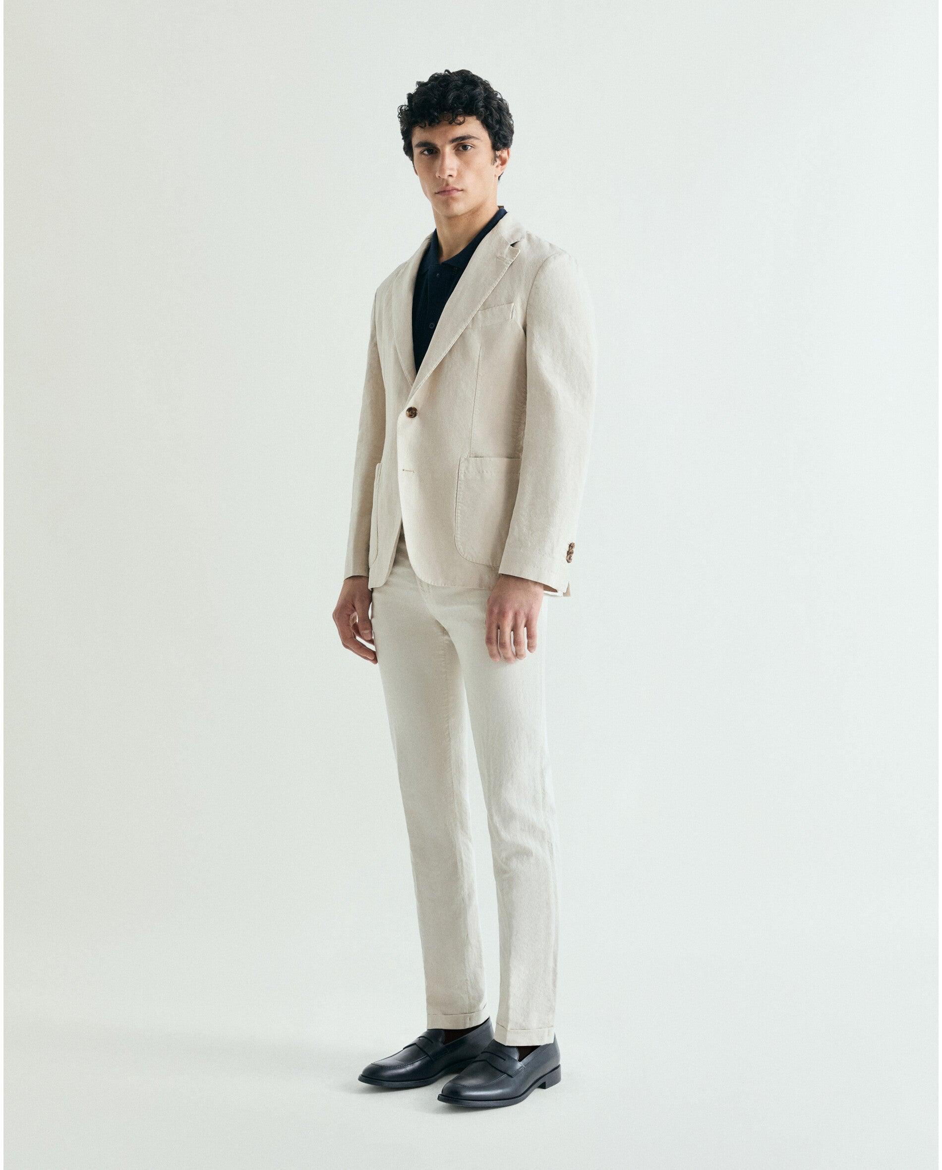 Imagen 0 de Pantalón de traje de hombre regular fit con trabillas Crema