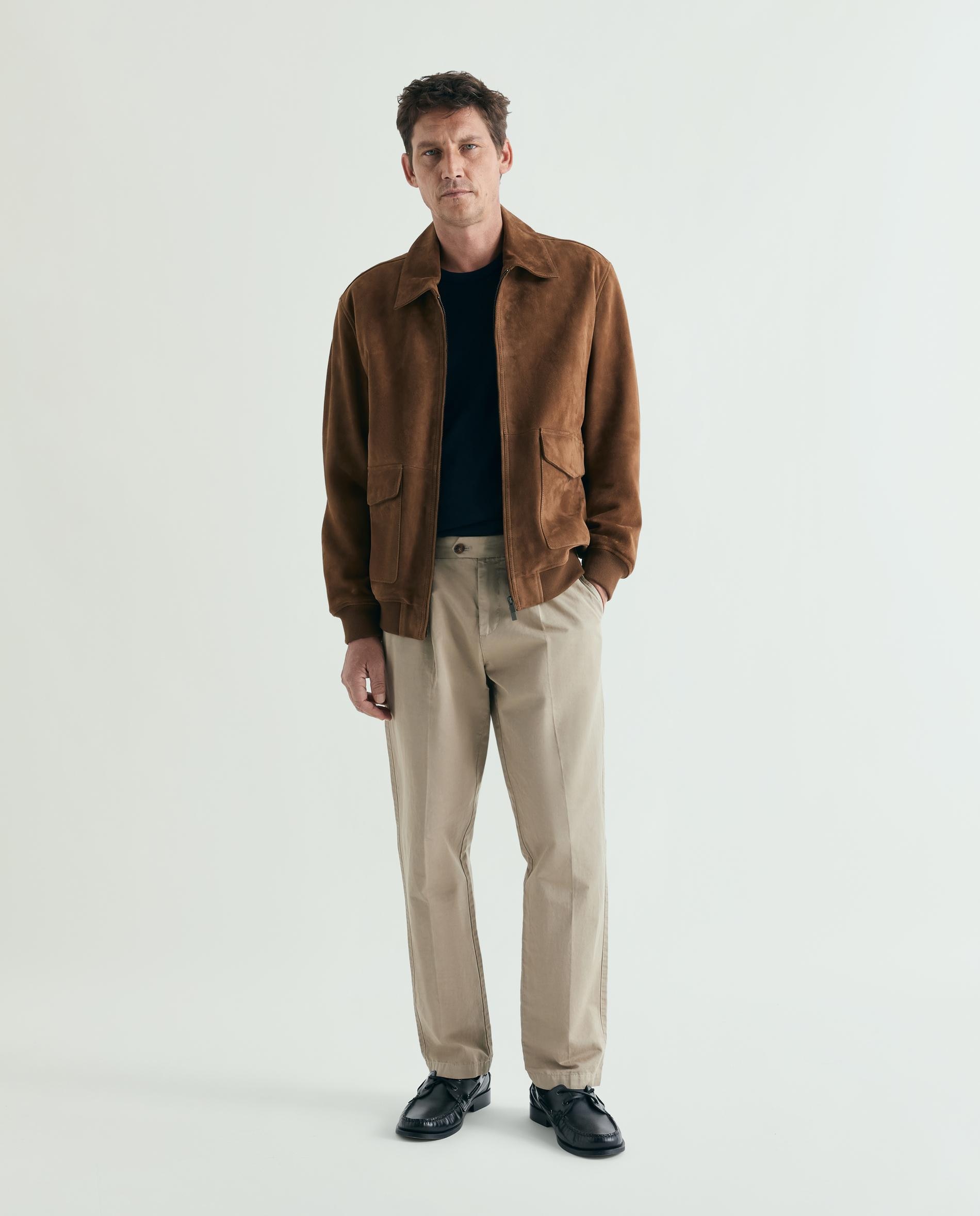 Scalpers - Chino de hombre con pinzas y ajustadores laterales en la cintura.