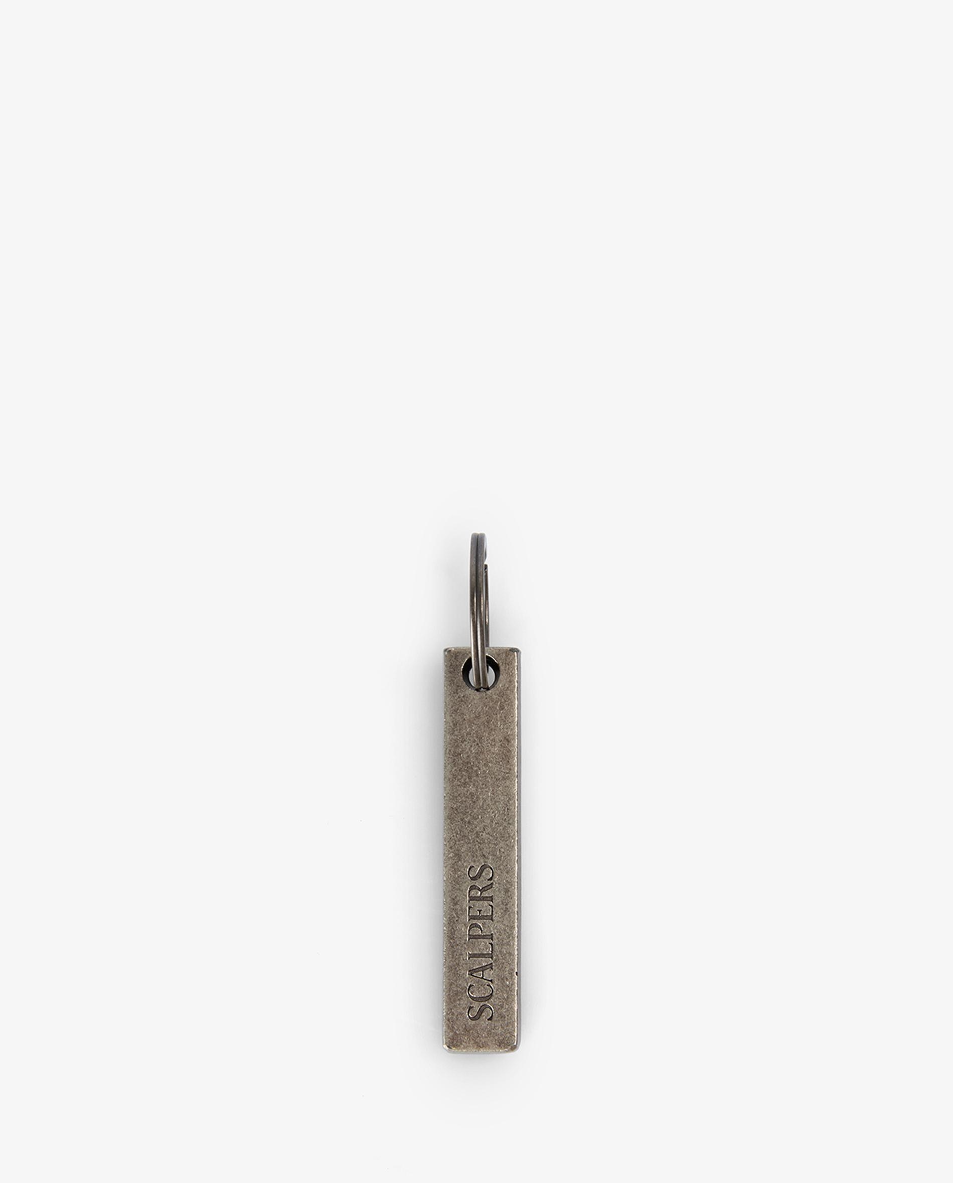 Imagen 0 de Llavero de hombre rectangular con acabado envejecido Plata