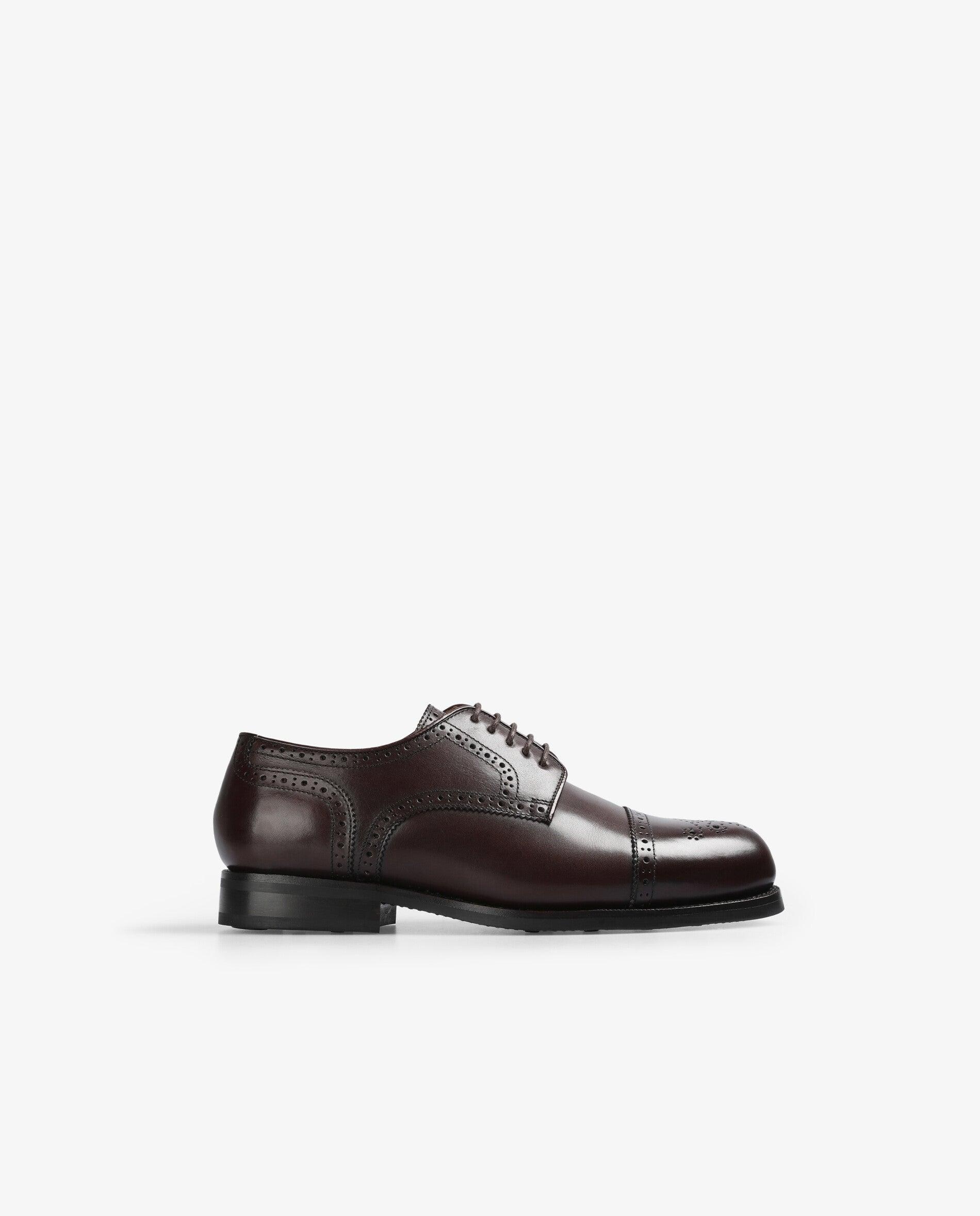 Imagen 0 de Zapatos oxford de hombre de piel con cordones a tono Burdeos