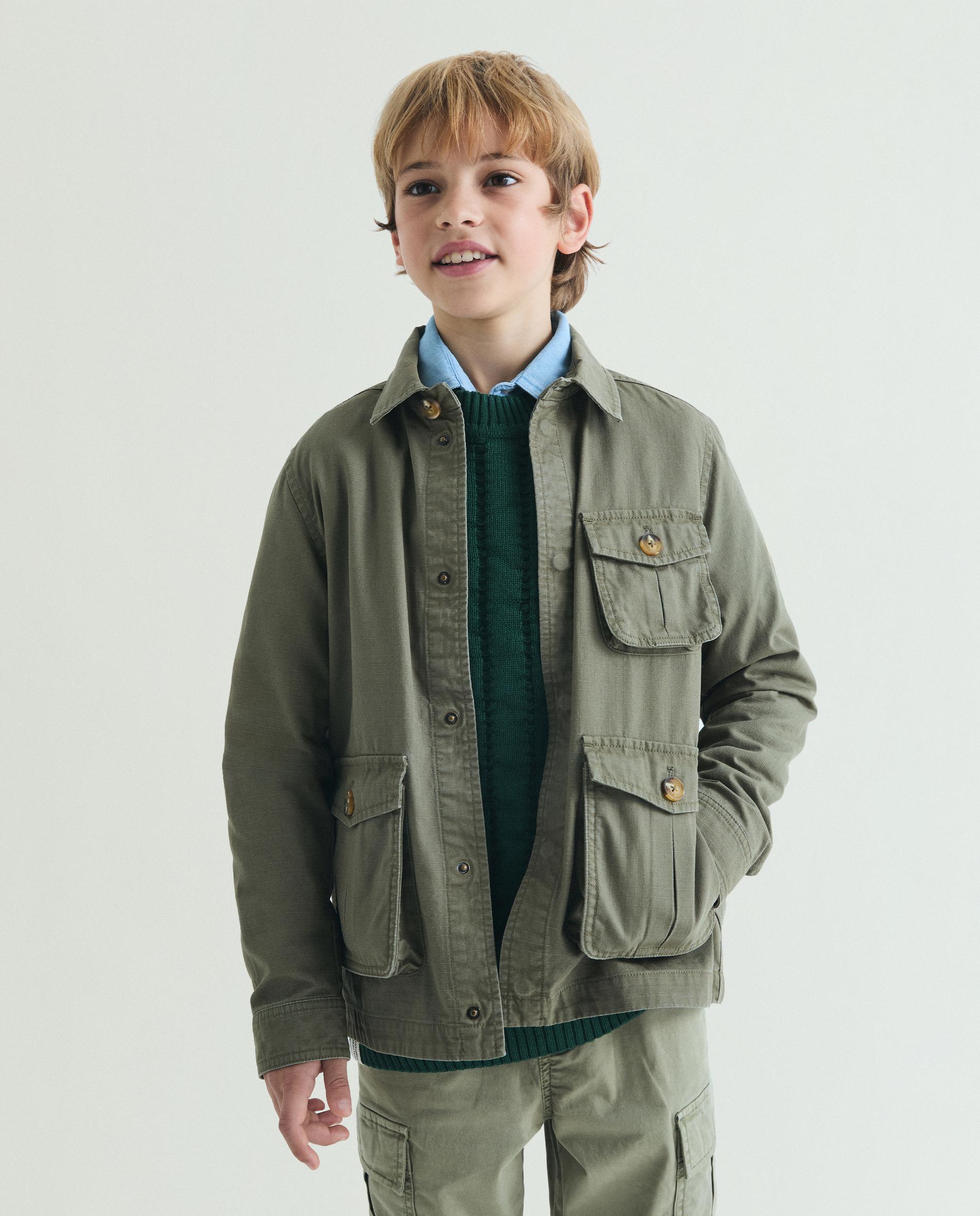 Chaqueta de niño con bolsillos parche y cuello camisero