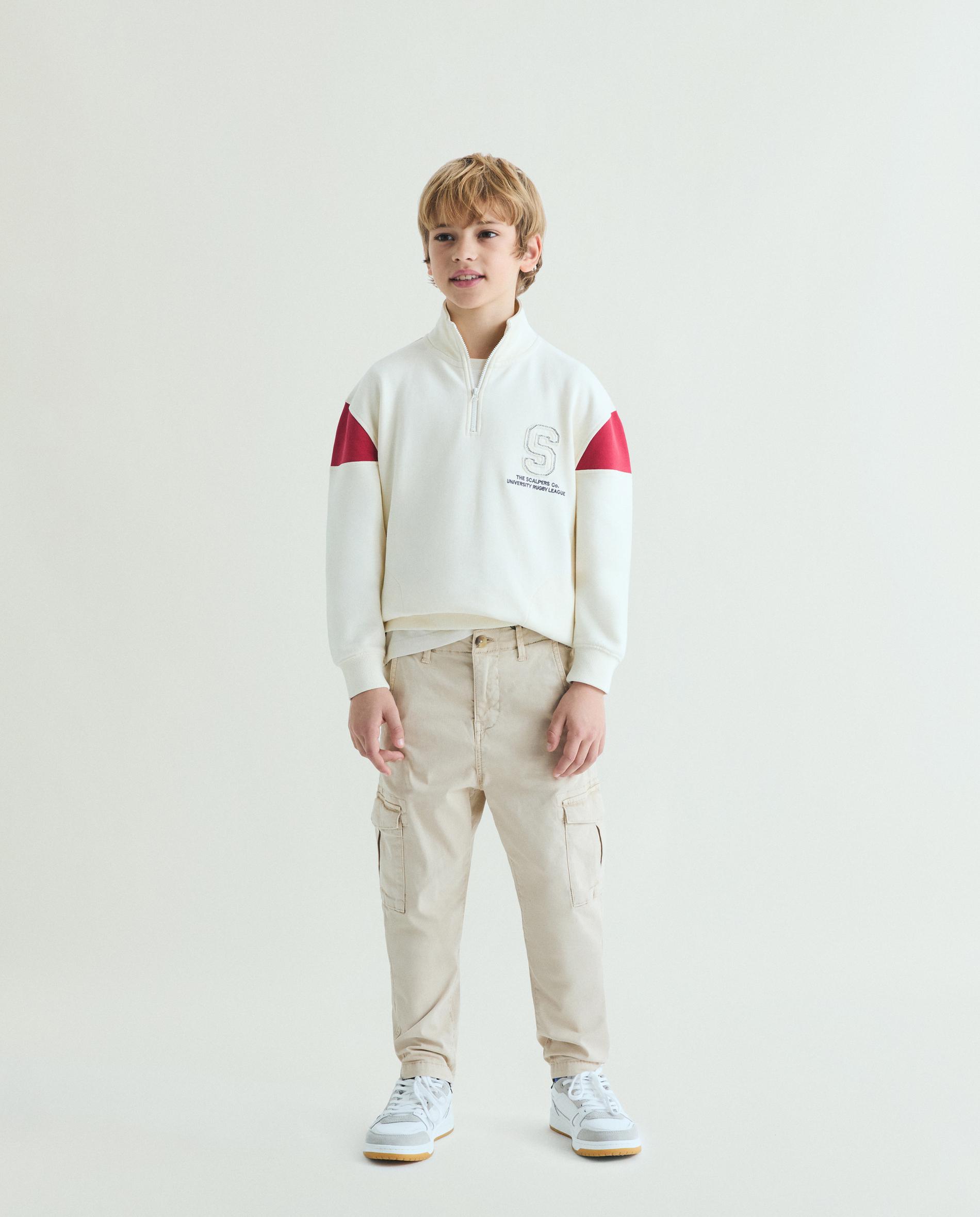 Imagen 0 de Pantalón cargo de niño liso con cierre de botón y cremallera Beige