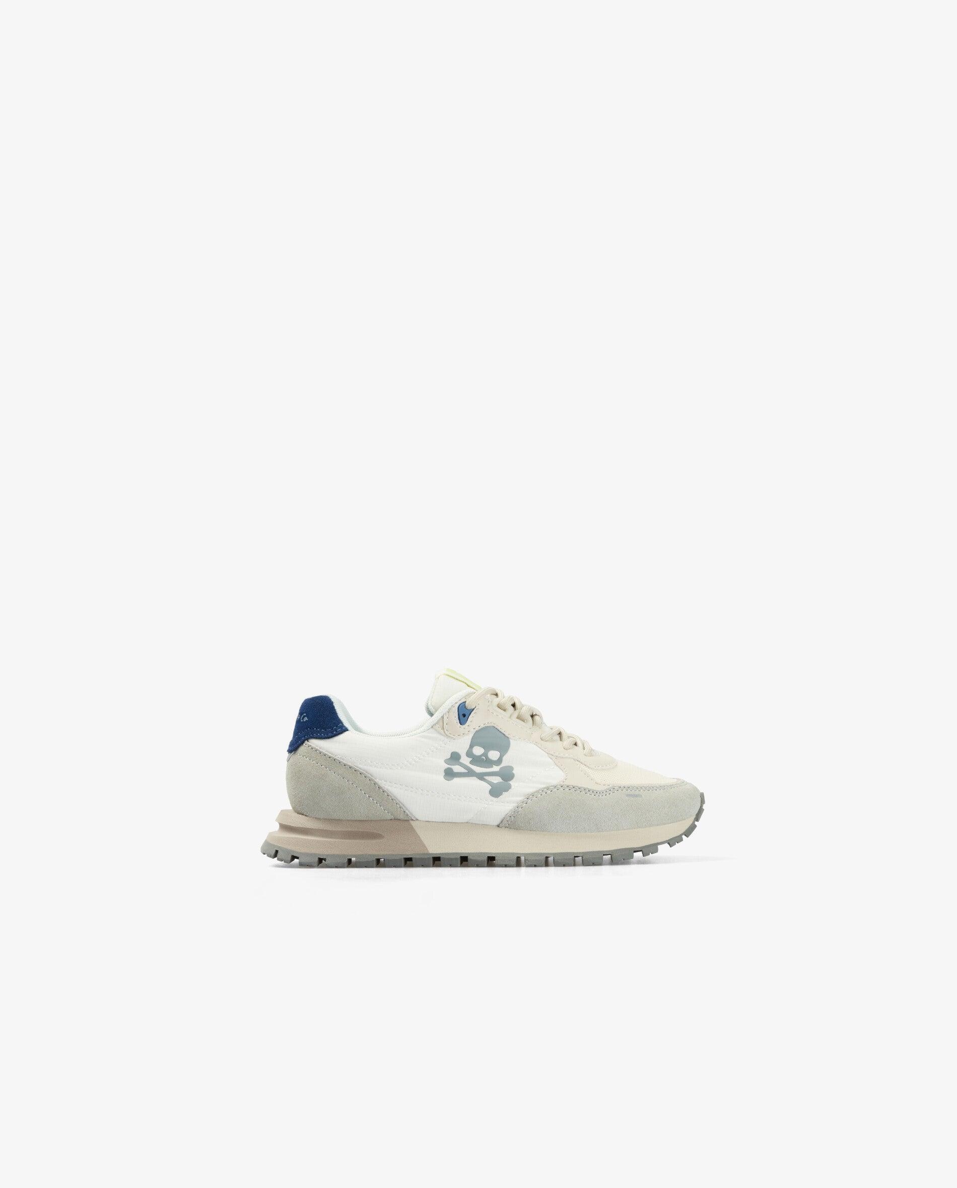 Zapatillas deportivas de niño con cordones y suela dentada