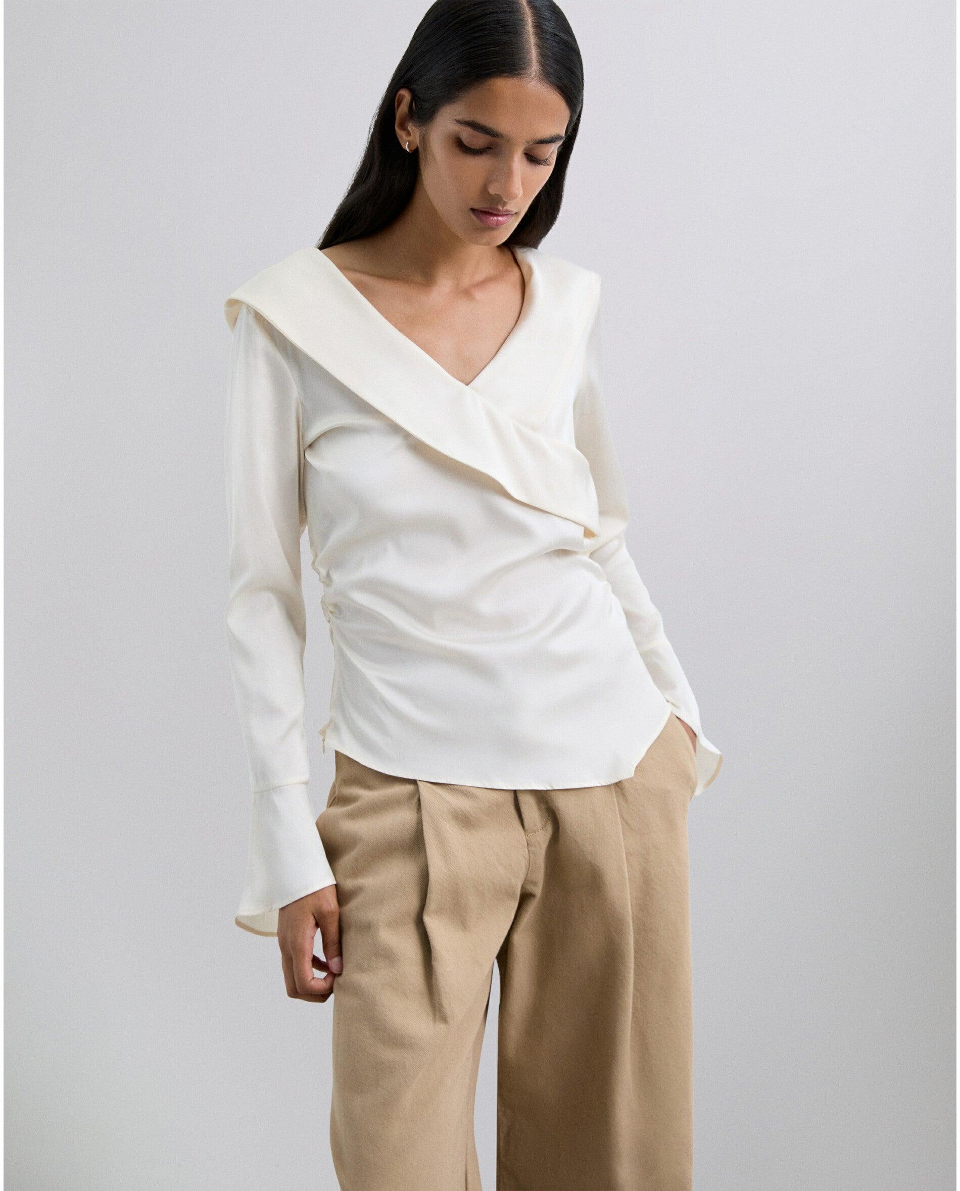 Blusa de mujer con escote en pico y solapa cruzada - Scalpers - Crudo Crudo-1