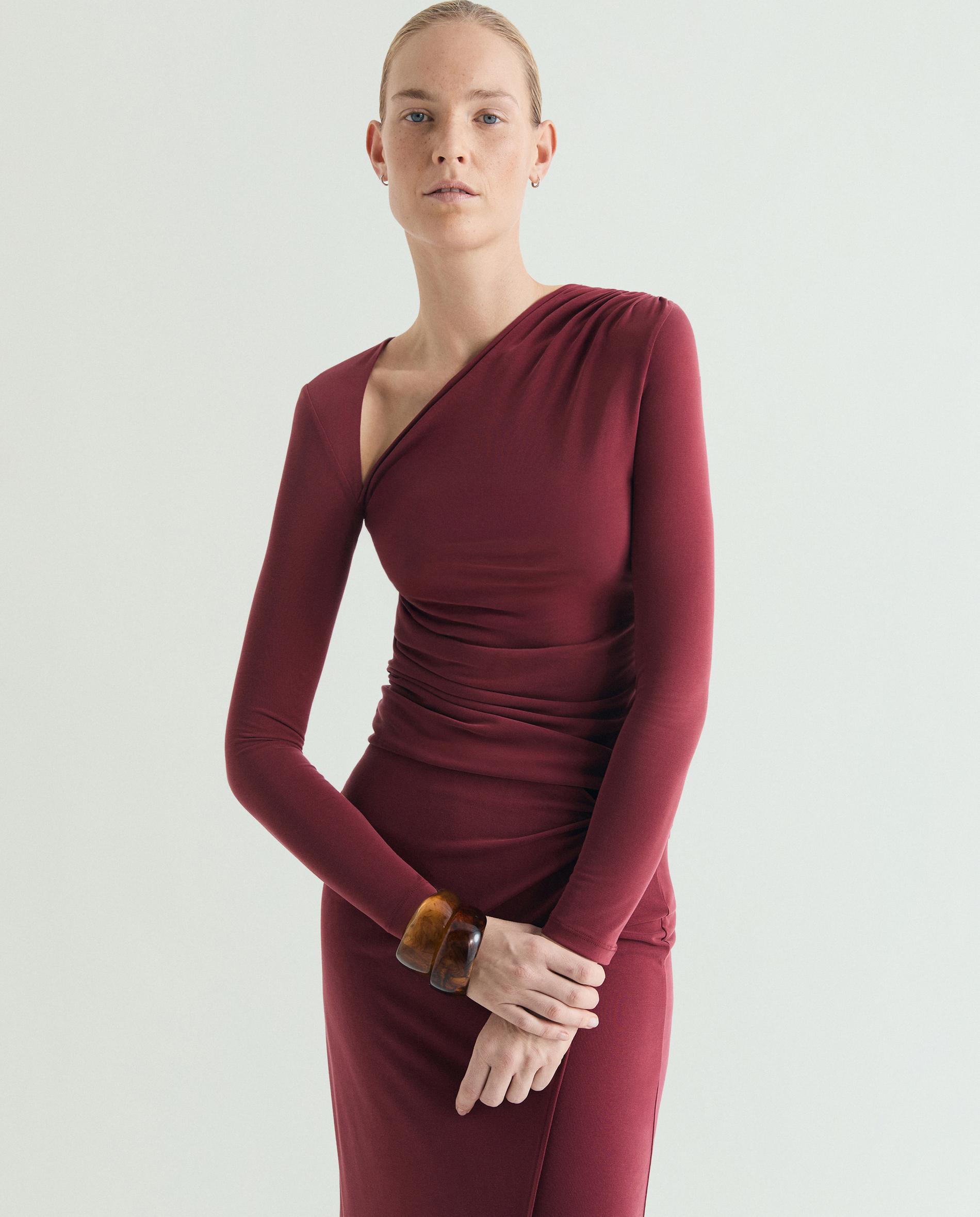 Camiseta de mujer asimétrica con detalles de frunce