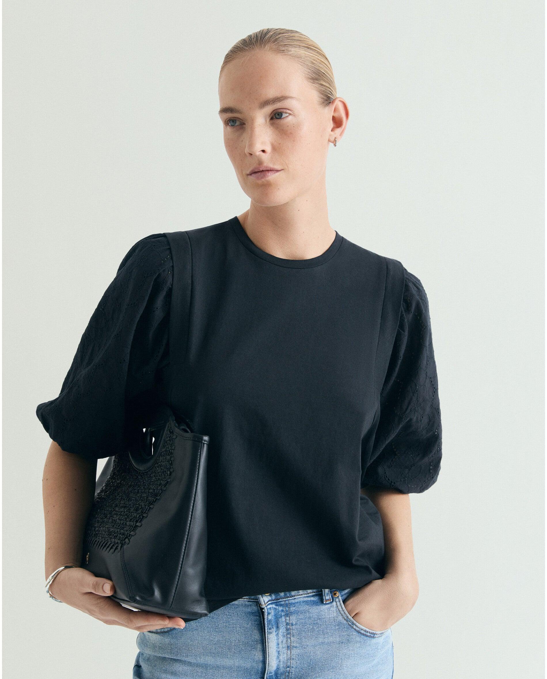 Scalpers - Camiseta de mujer con mangas abullonadas y detalles calados.