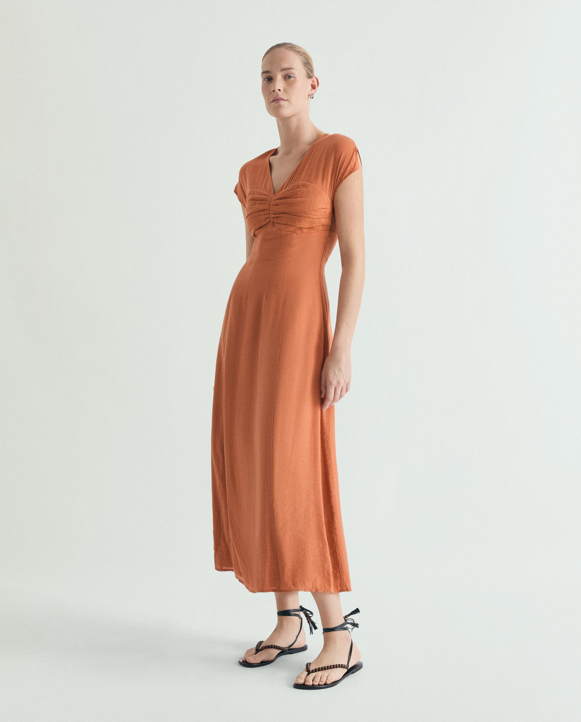 Scalpers - Vestido midi con detalle fruncido en el pecho.