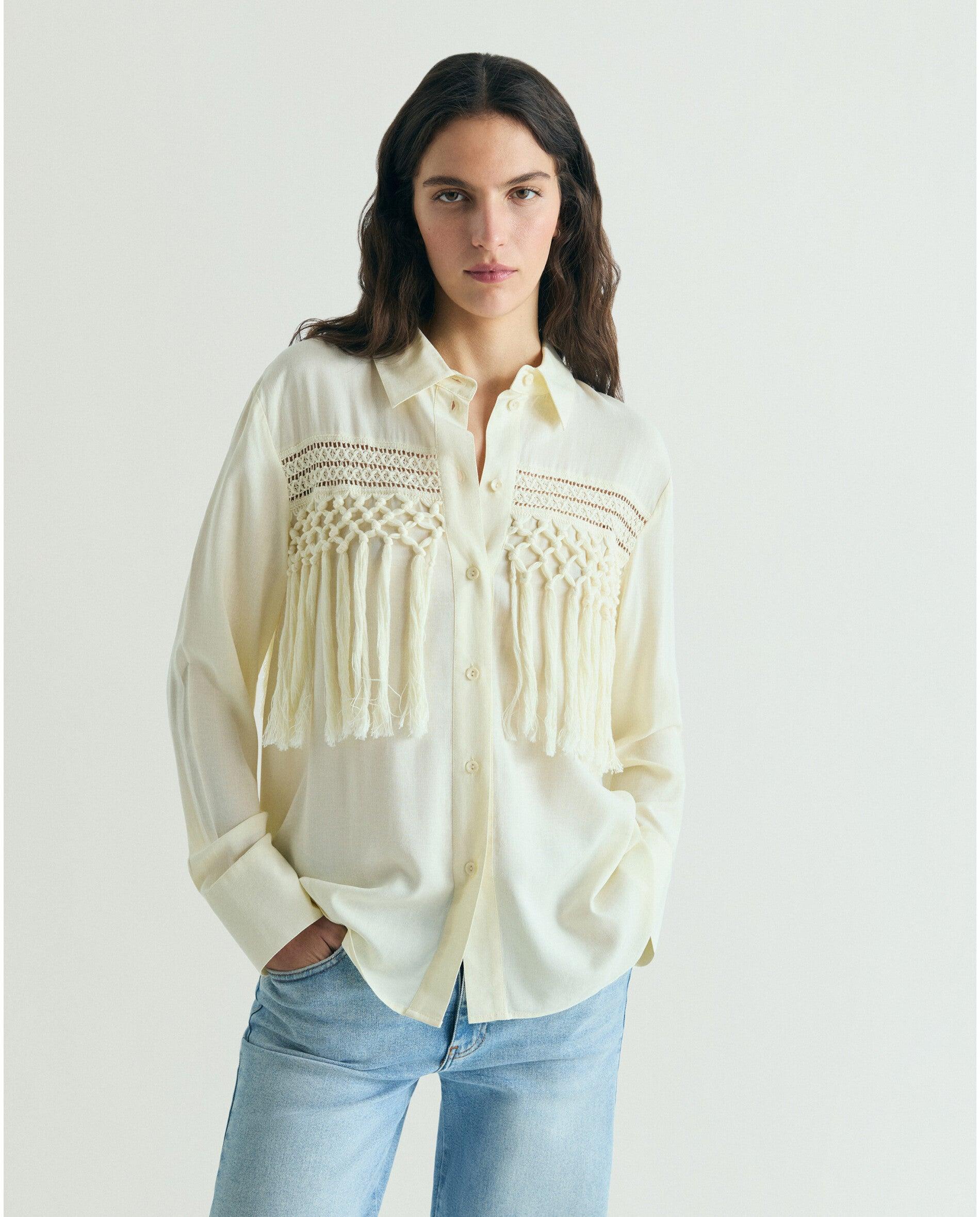 Camisa de mujer con detalles calados y flecos