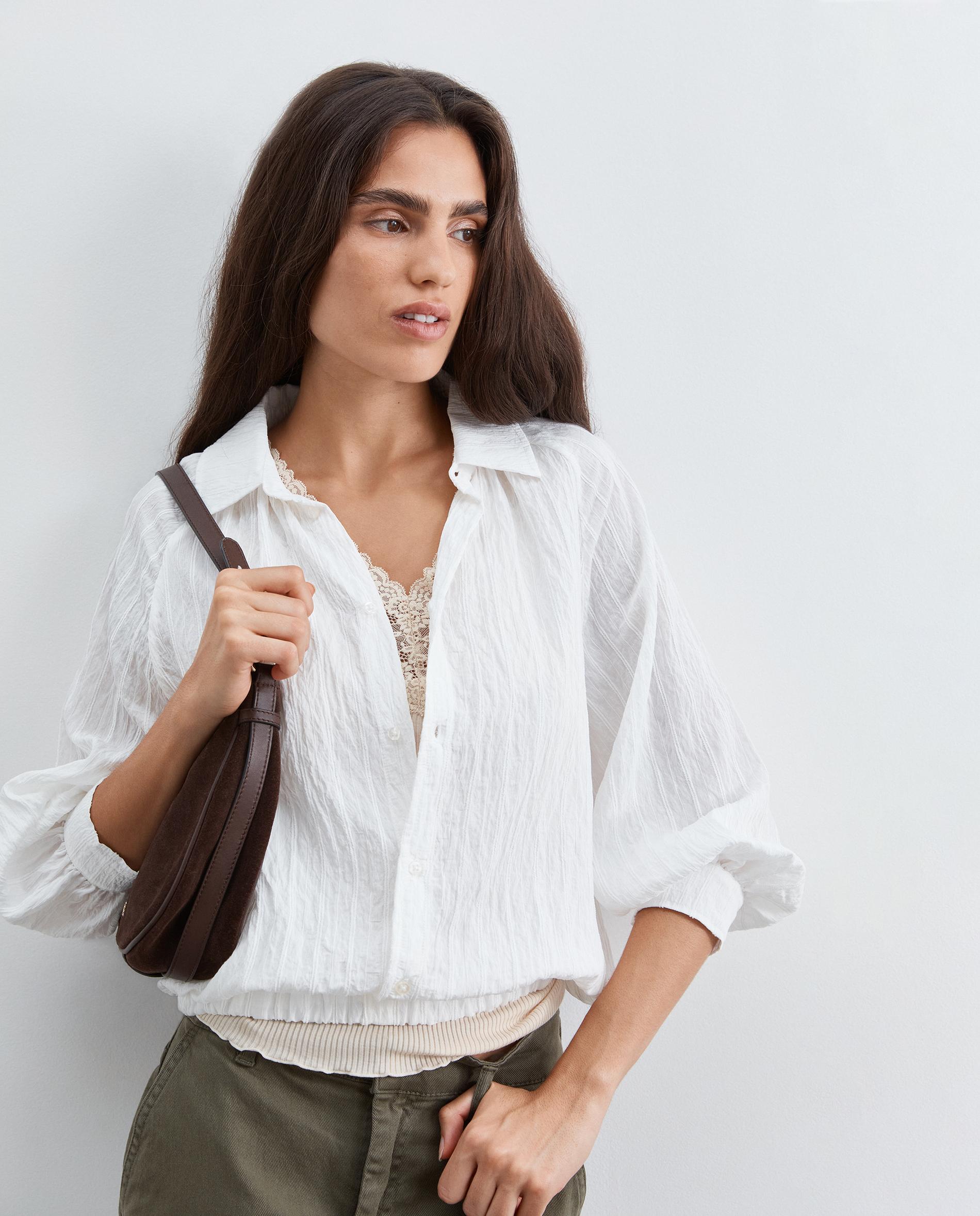 Imagen 1 de Blusa de mujer en tejido fluido de rayas con bajo fruncido Blanco roto