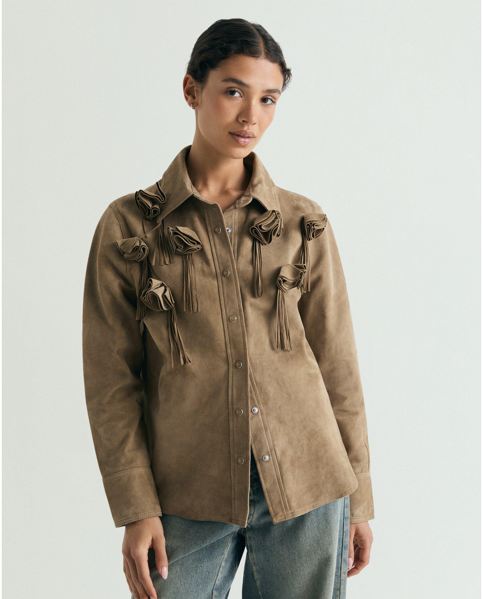 Scalpers - Camisa de mujer de ante con detalle de flores y flecos.
