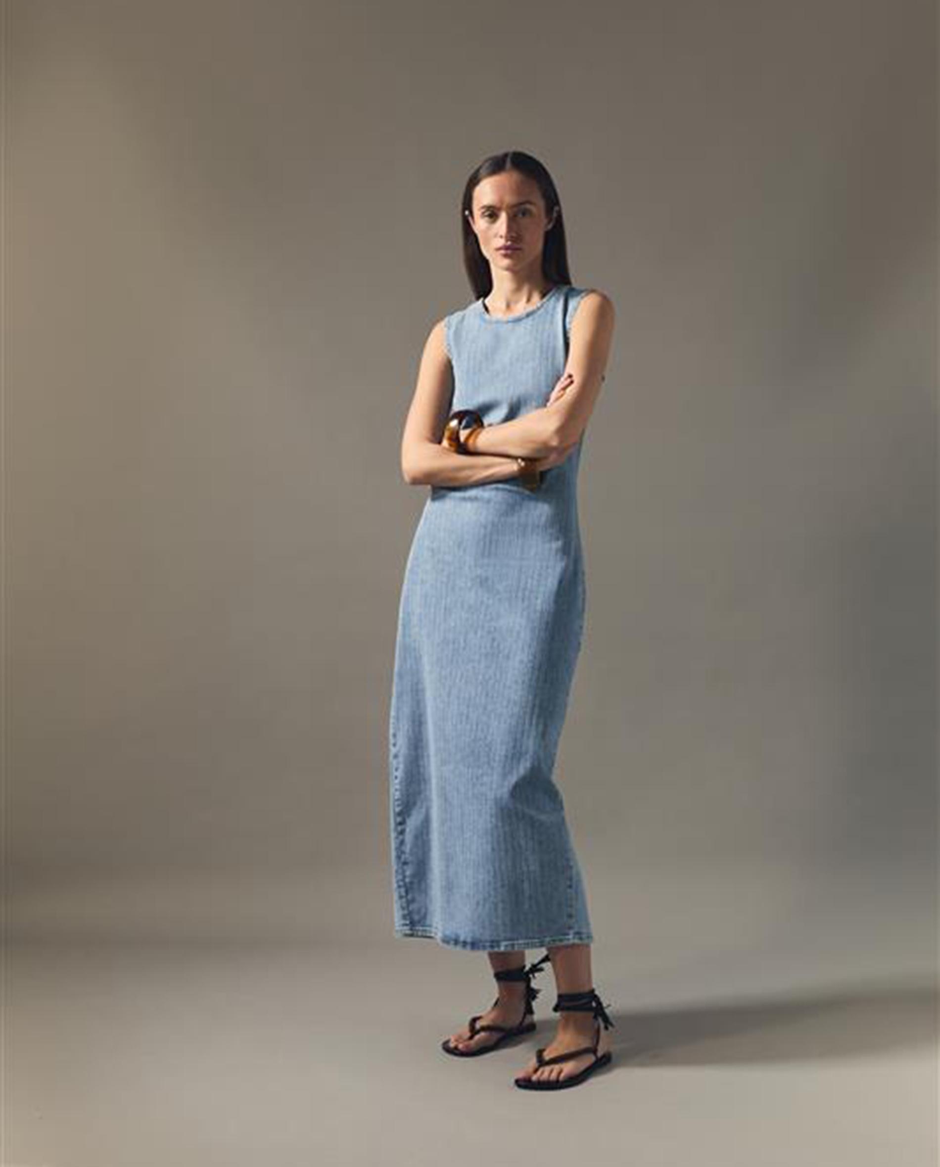 Scalpers - Vestido midi en tejido denim elástico.