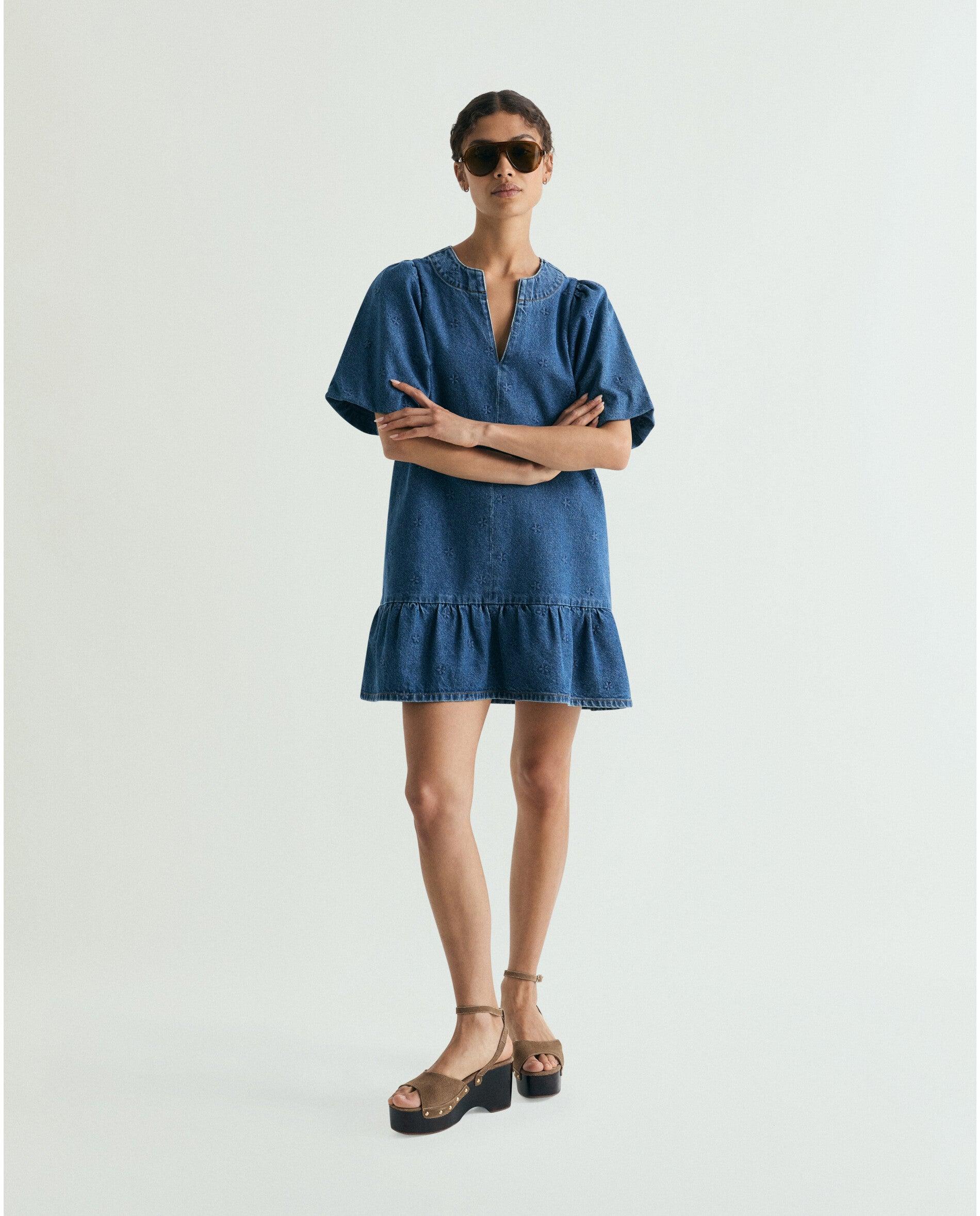 Scalpers - Vestido corto denim con volante y mangas abullonadas.