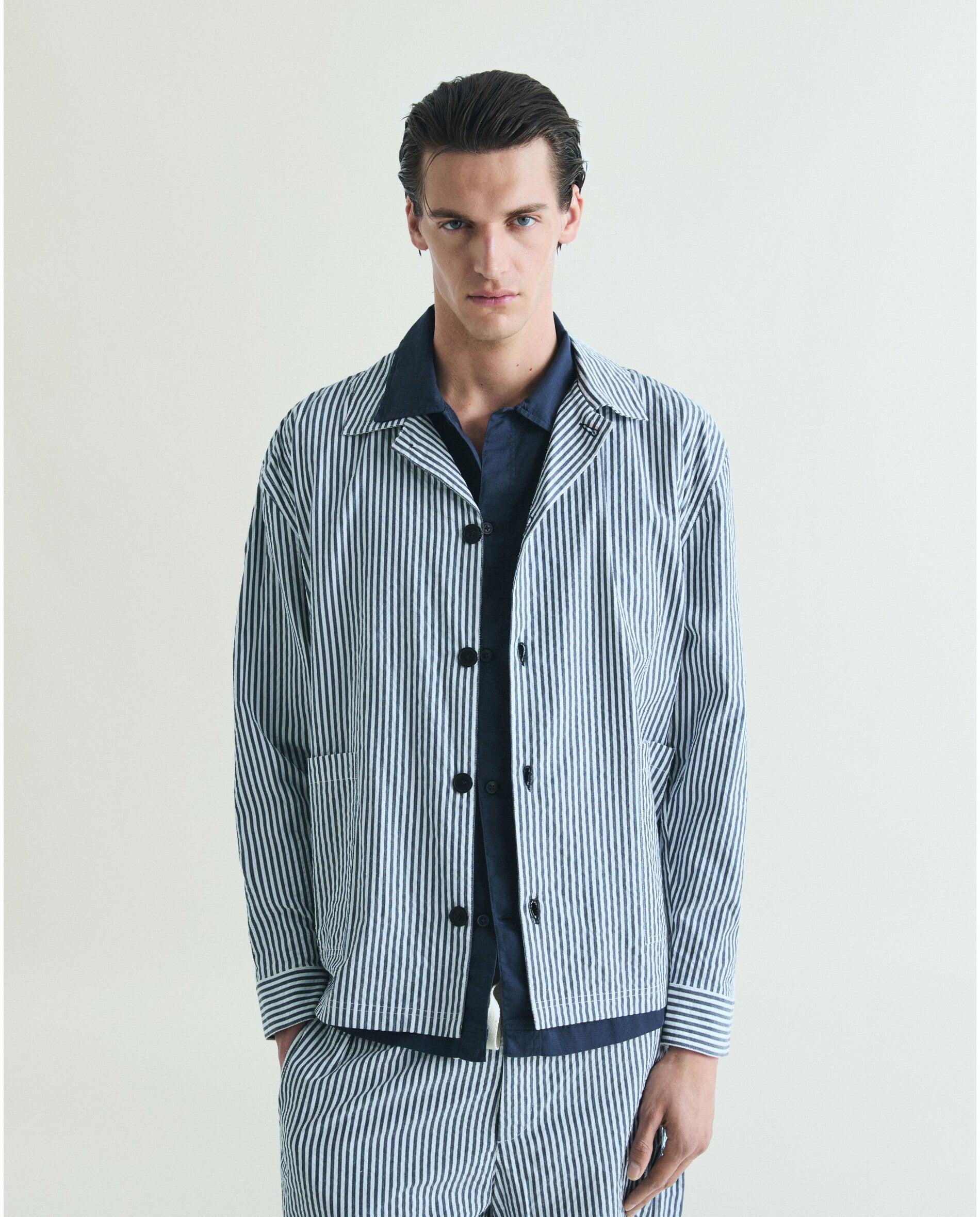 Sobrecamisa de hombre a rayas con bolsillos tipo parche