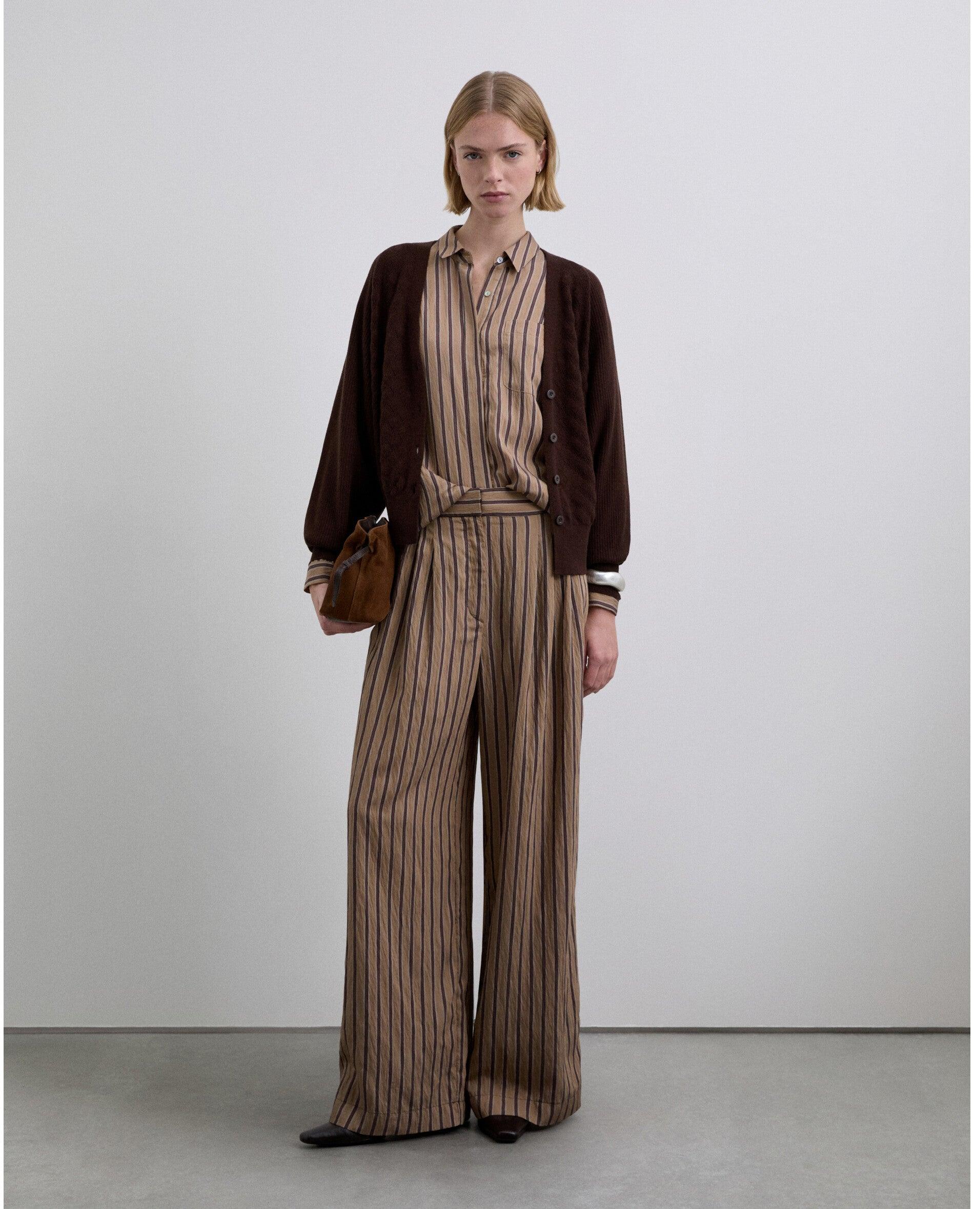 Scalpers - Pantalón ancho de mujer de rayas con pliegues frontales.