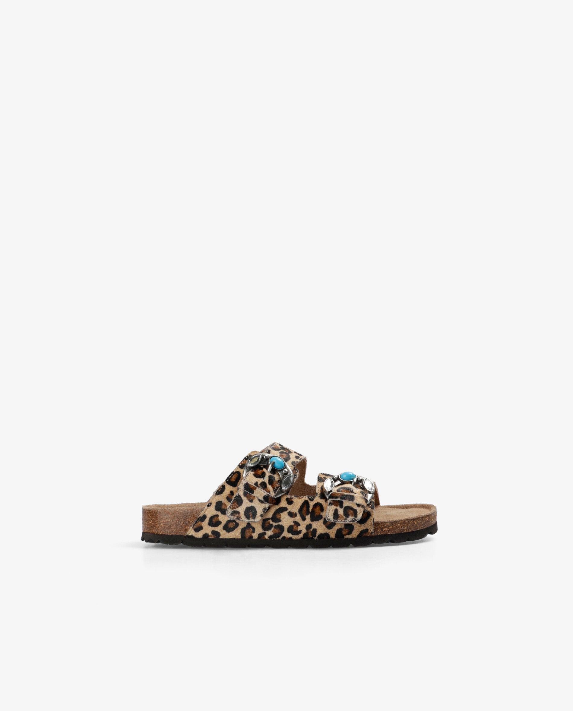 Scalpers - Sandalias planas de mujer animal print con cuentas decorativas.