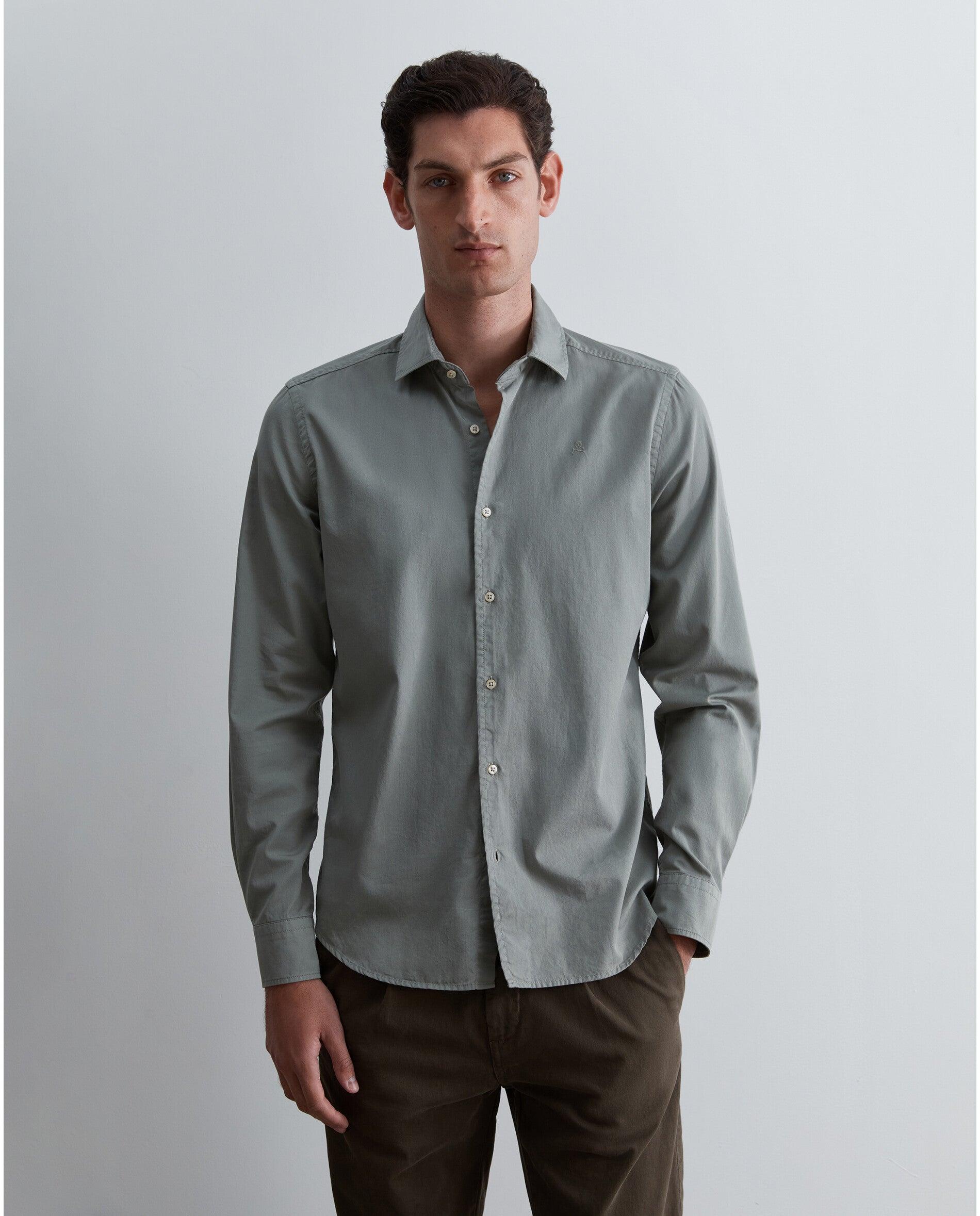 Imagen 0 de Camisa de hombre regular fit con calavera bordada a tono Kaki