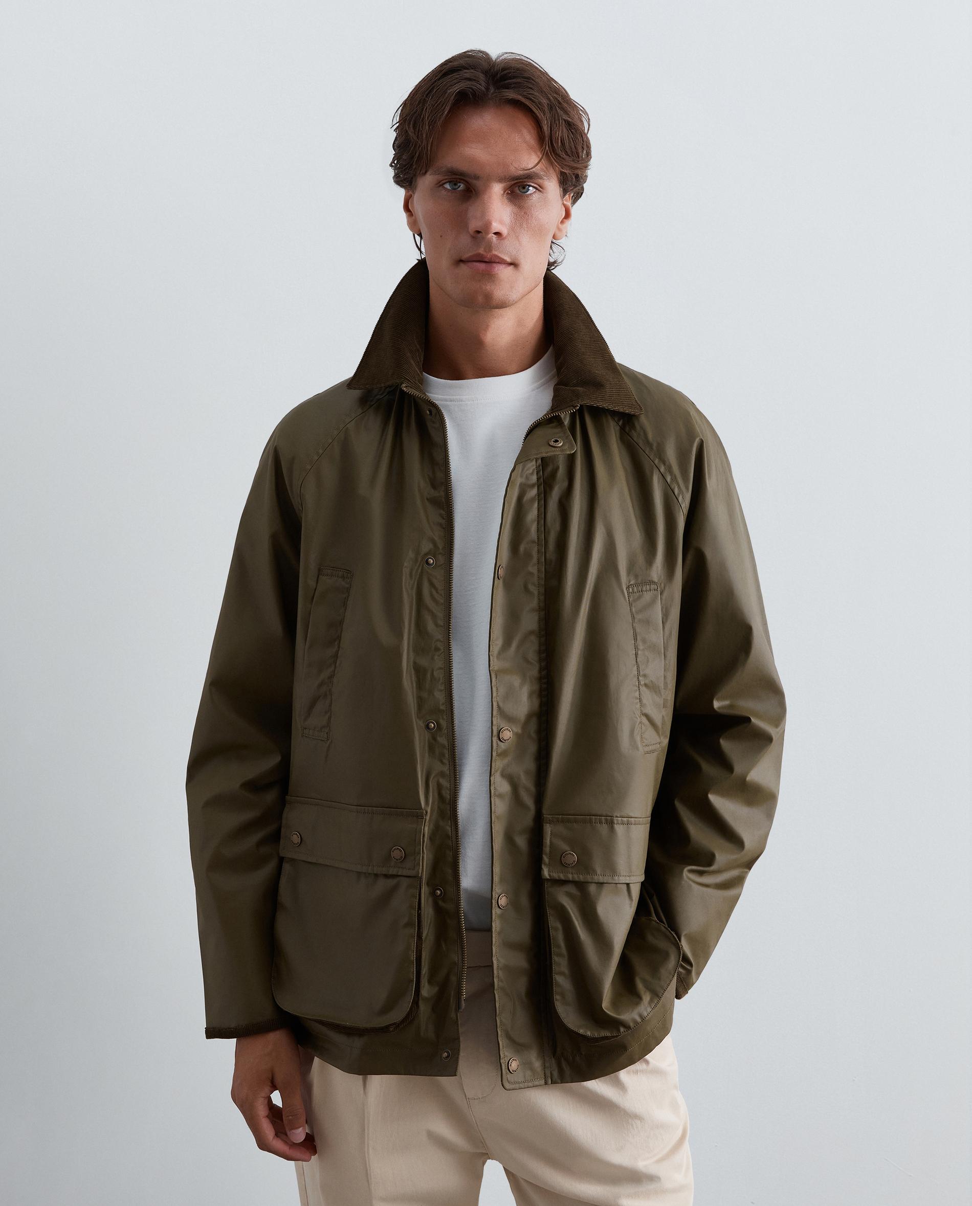 Imagen 0 de Chaqueta de hombre con acabado resinado y detalles en piel Verde militar