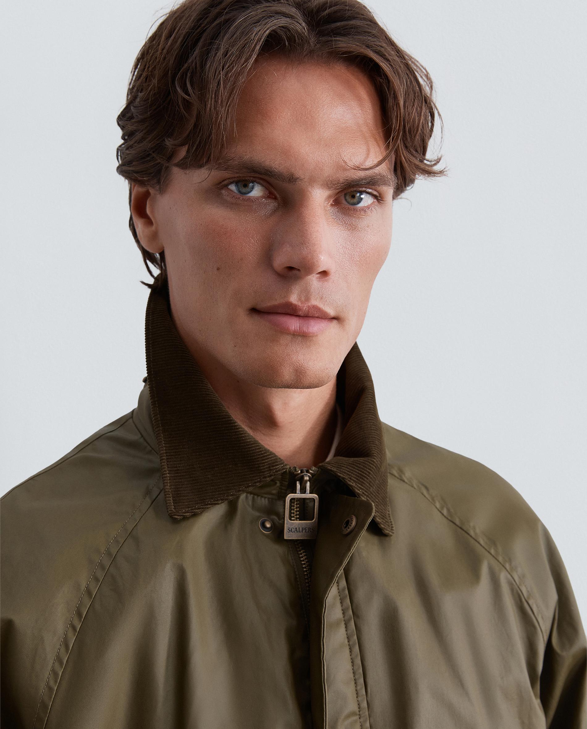 Chaqueta de hombre con acabado resinado y detalles en piel - Scalpers - Verde militar Verde militar-6