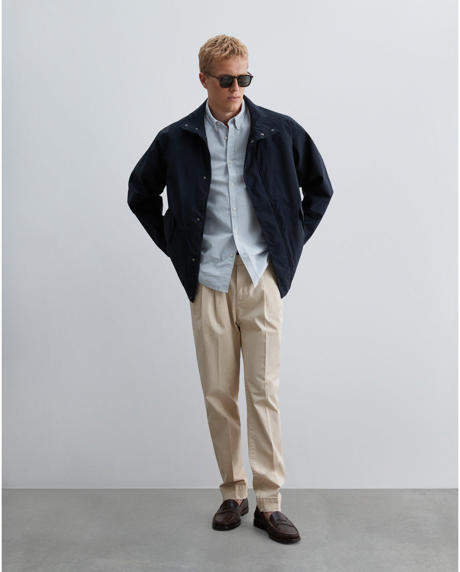 Imagen 0 de Pantalón chino de hombre con pinzas delanteras y ajuste lateral con botones Natural
