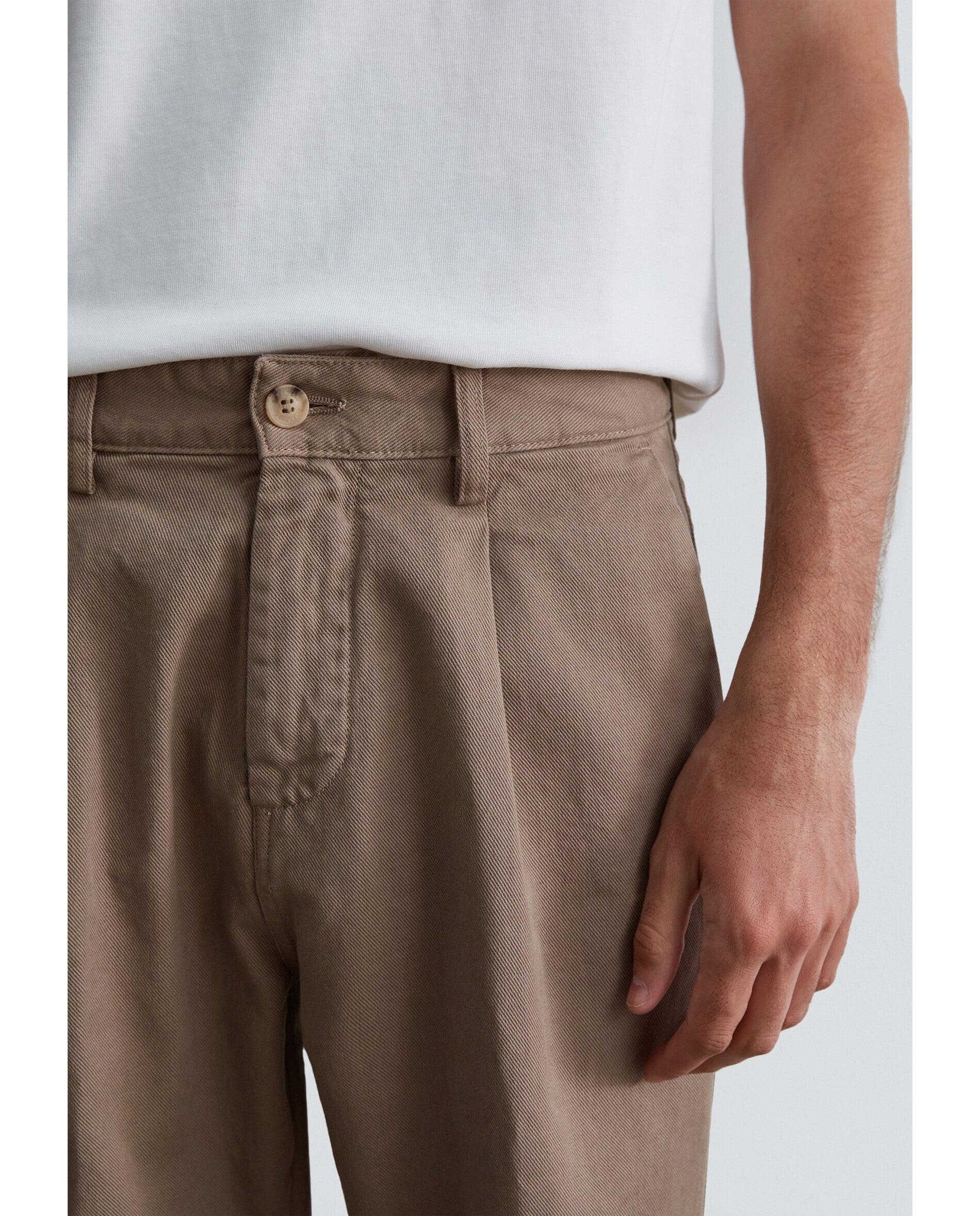 Imagen 4 de Chino de hombre loose fit con pinzas - Scalpers - Topo Topo
