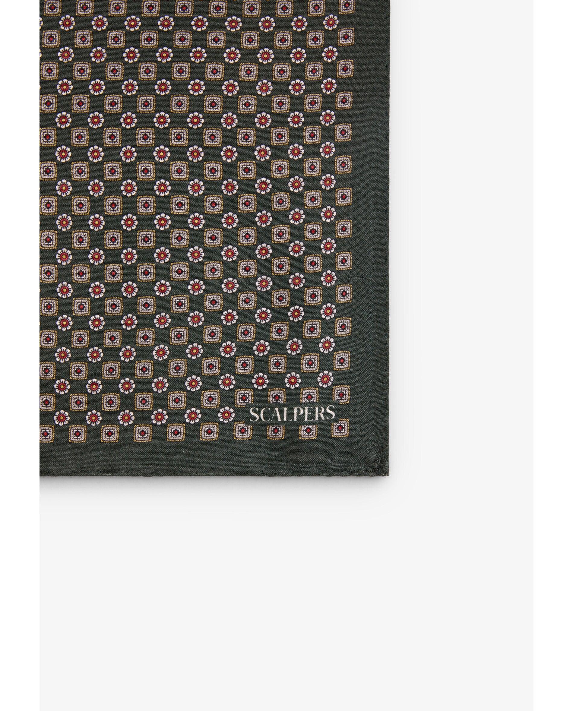 Imagen 3 de Pañuelo confeccionado en 100% seda con microestampado floral geométrico. - Scalpers - Verde Verde