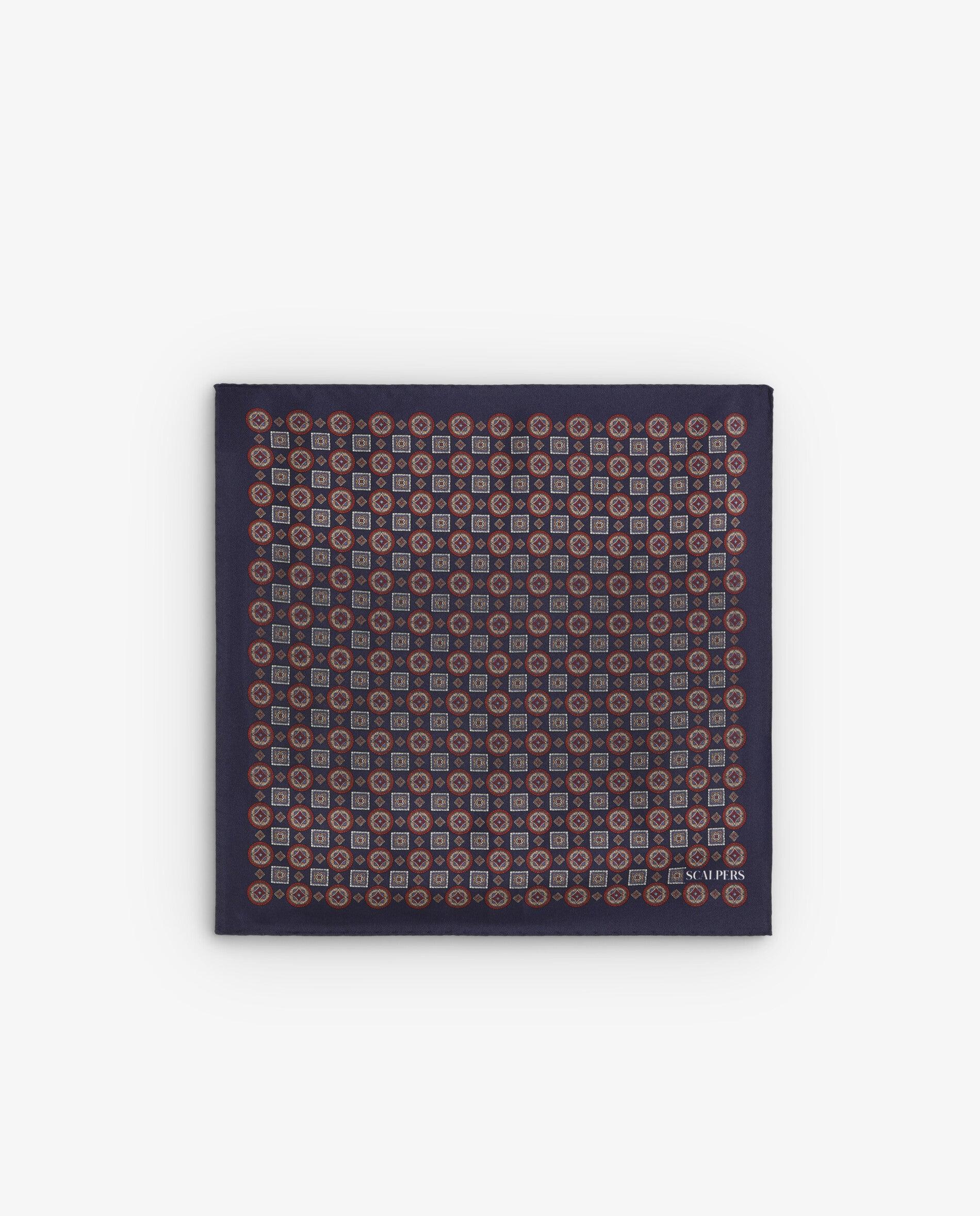 Imagen 1 de Pañuelo confeccionado en 100% seda con microestampado floral geométrico. Azul