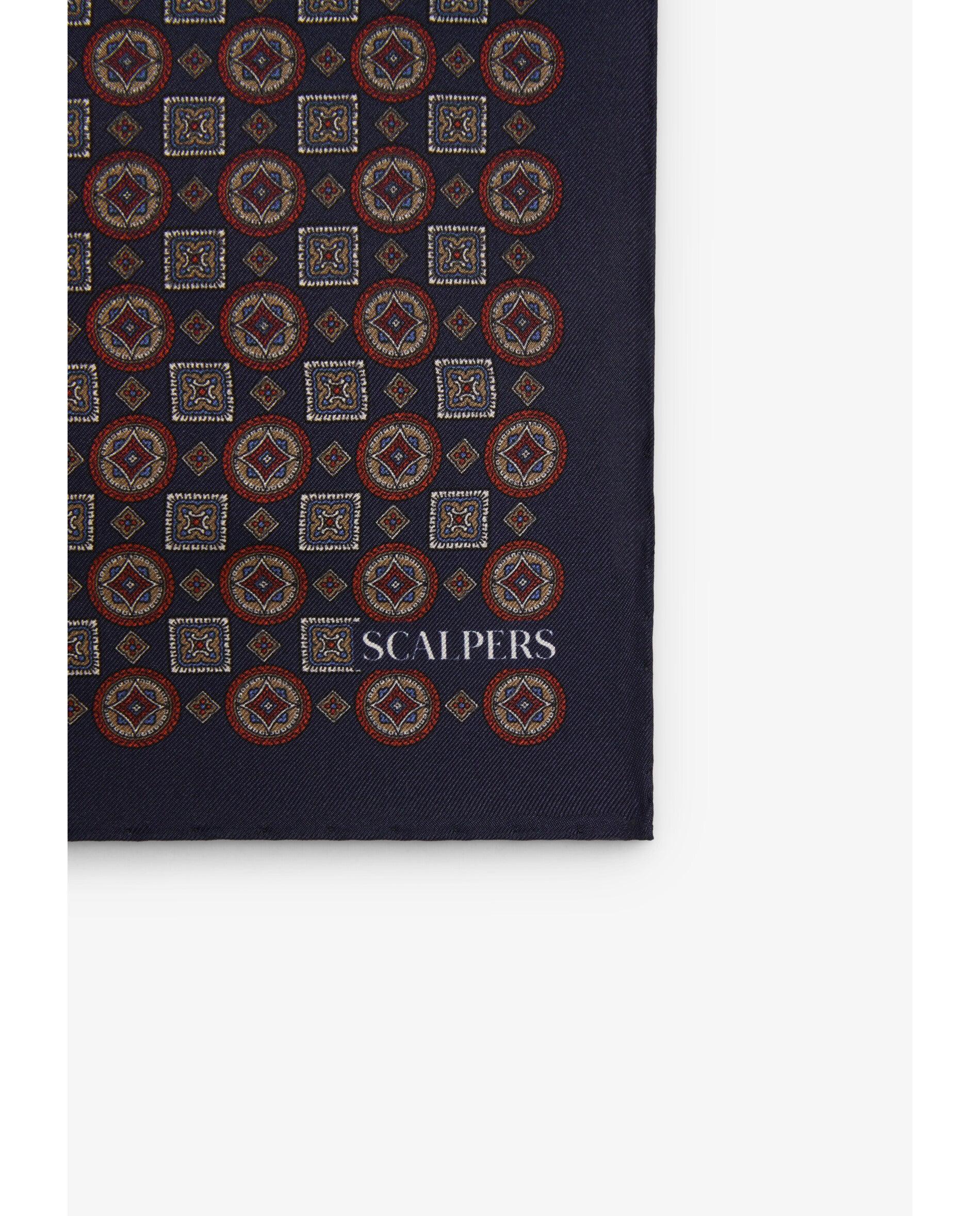 Imagen 3 de Pañuelo confeccionado en 100% seda con microestampado floral geométrico. - Scalpers - Azul Azul