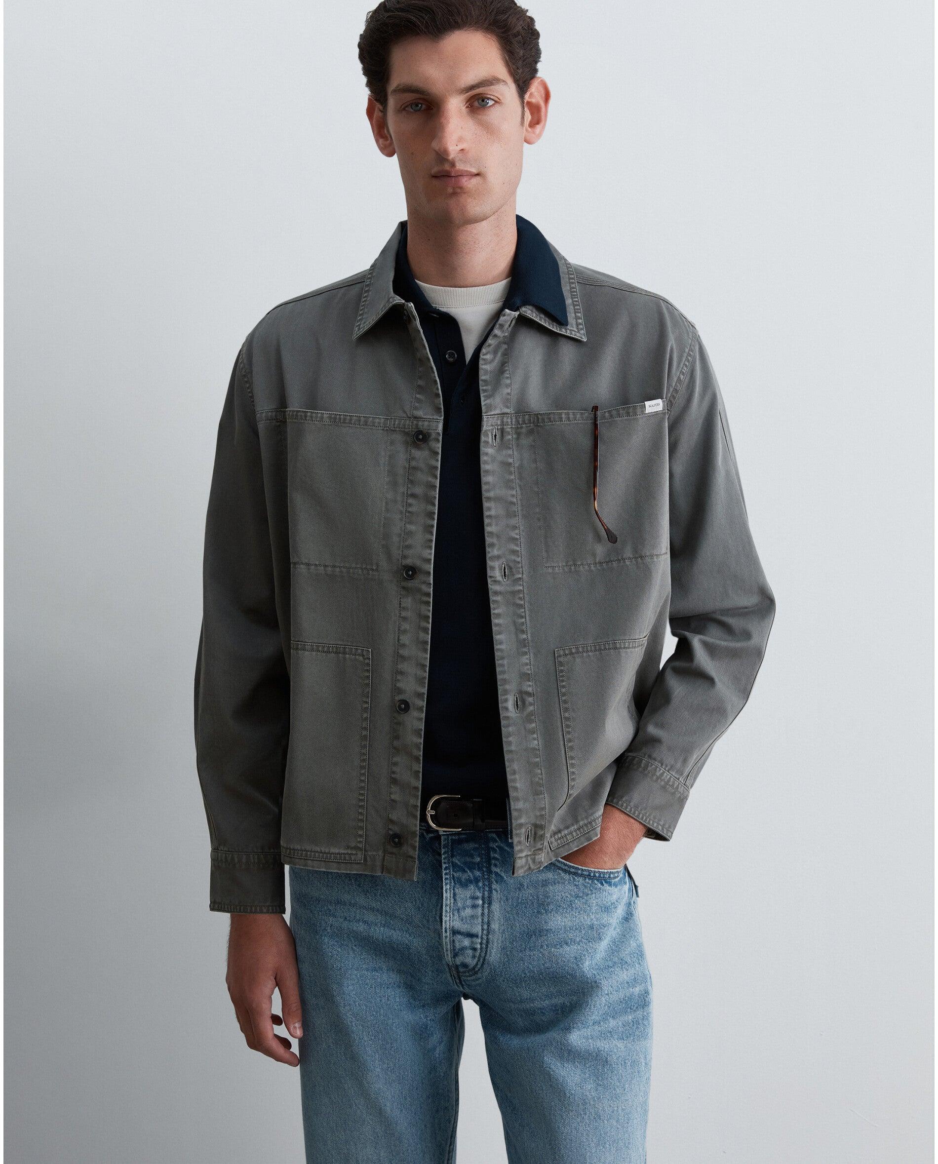 Imagen 0 de Sobrecamisa de hombre estilo militar con bolsillos parche Verde grisáceo