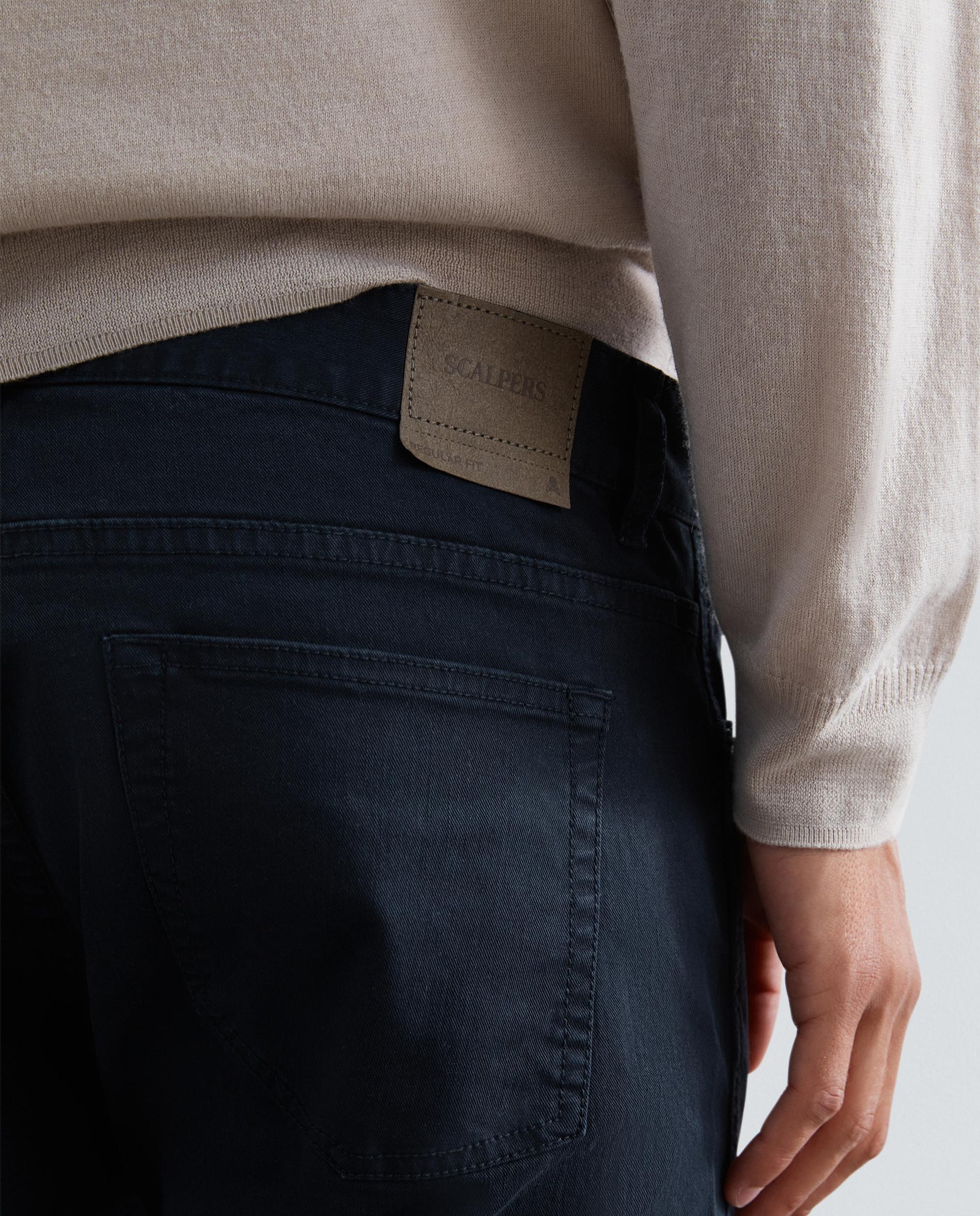 Pantalón cinco bolsillos de hombre con trabillas y cierre de cremallera y botón - Scalpers - Azul Azul-5