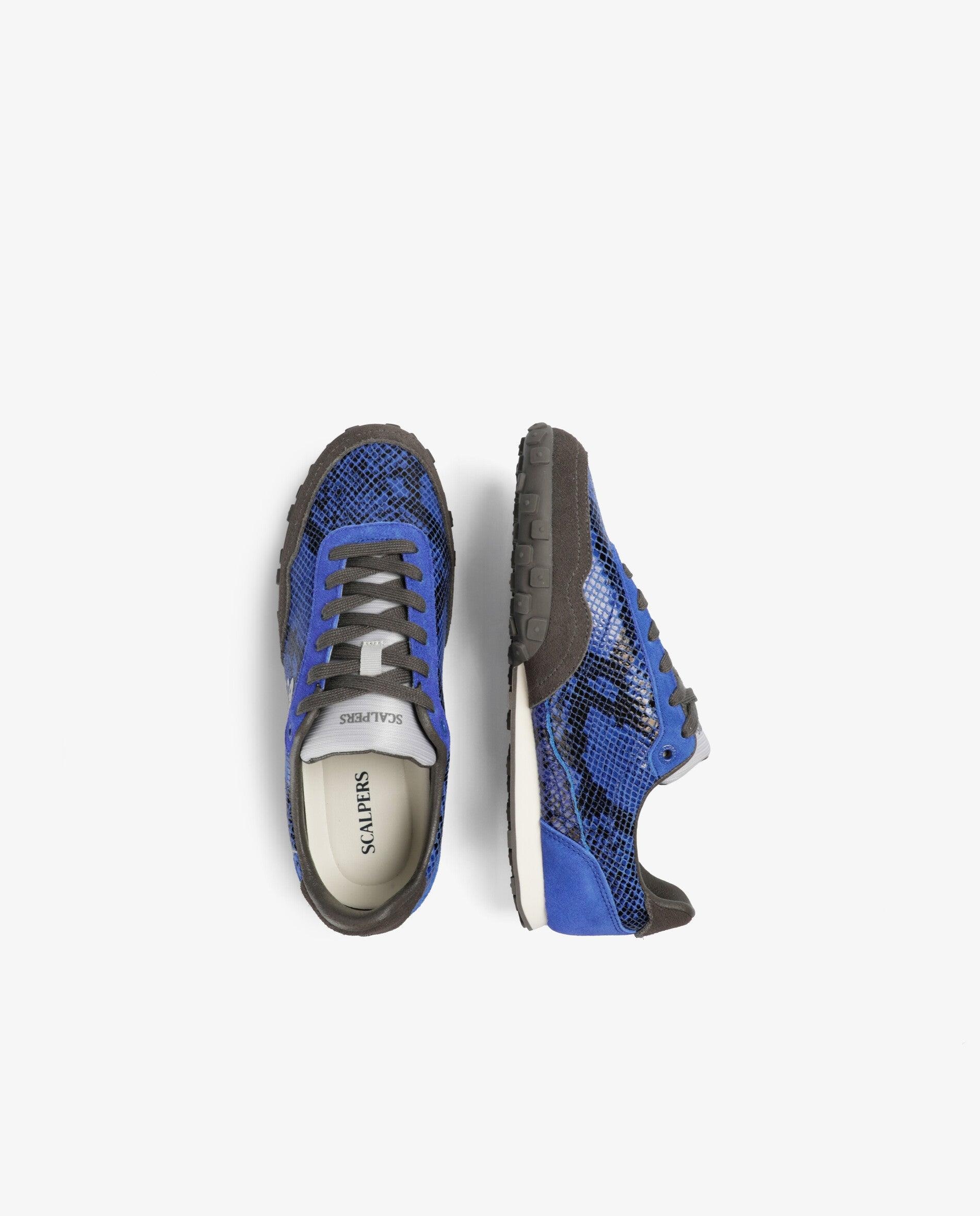 Zapatillas retro de mujer con acabado efecto piel de serpiente - Scalpers - Azulón Azulón-8