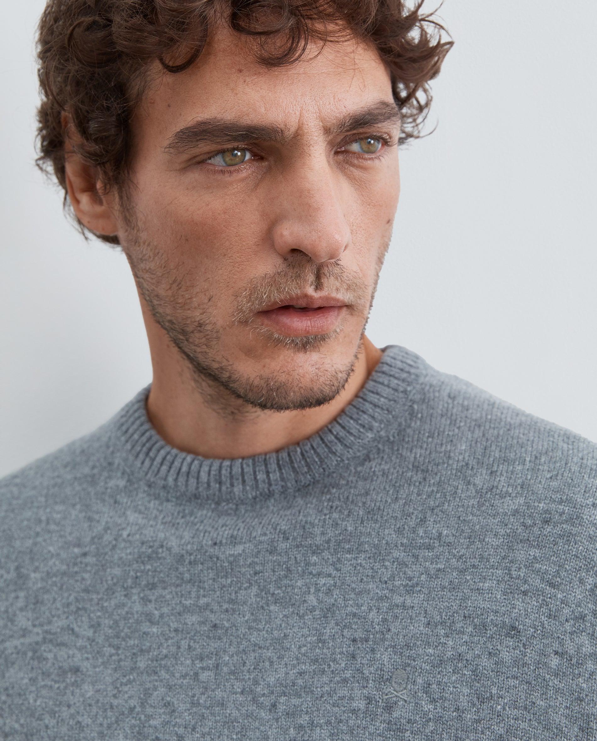Imagen 5 de Jersey de hombre con cuello redondo y calavera bordada en el pecho - Scalpers - Gris Gris