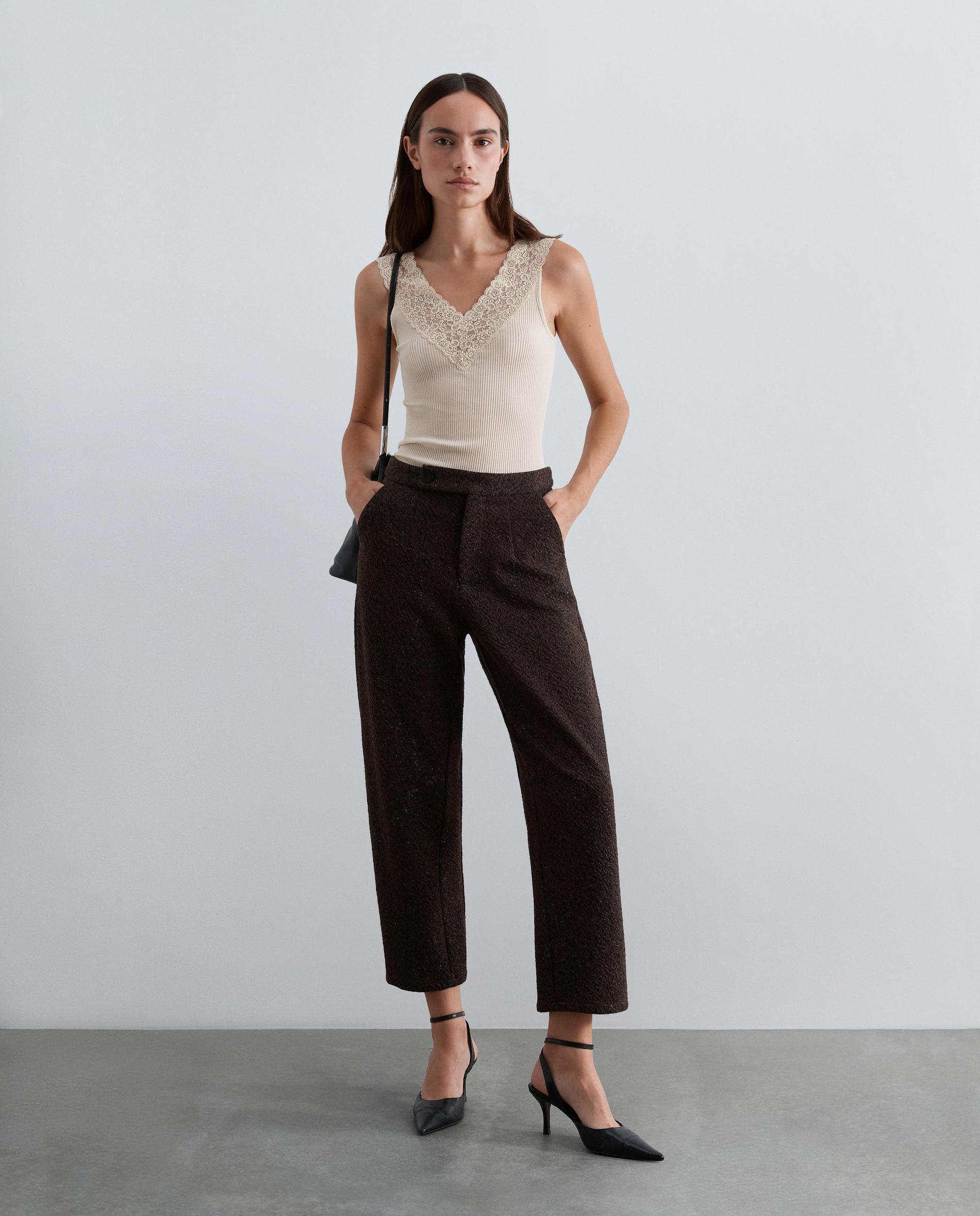 Pantalón recto de mujer de hilo metalizado y botón desplazado - Scalpers - Marrón Marrón-4