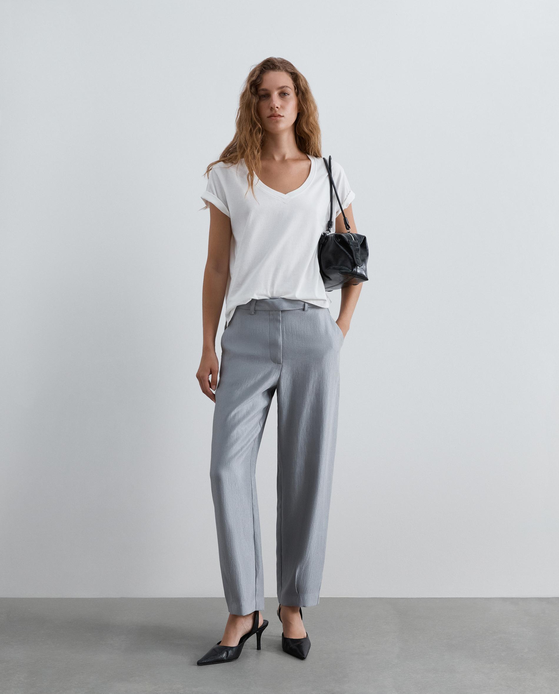 Pantalón recto de mujer tobillero en tejido satinado - Scalpers - Gris Gris-1