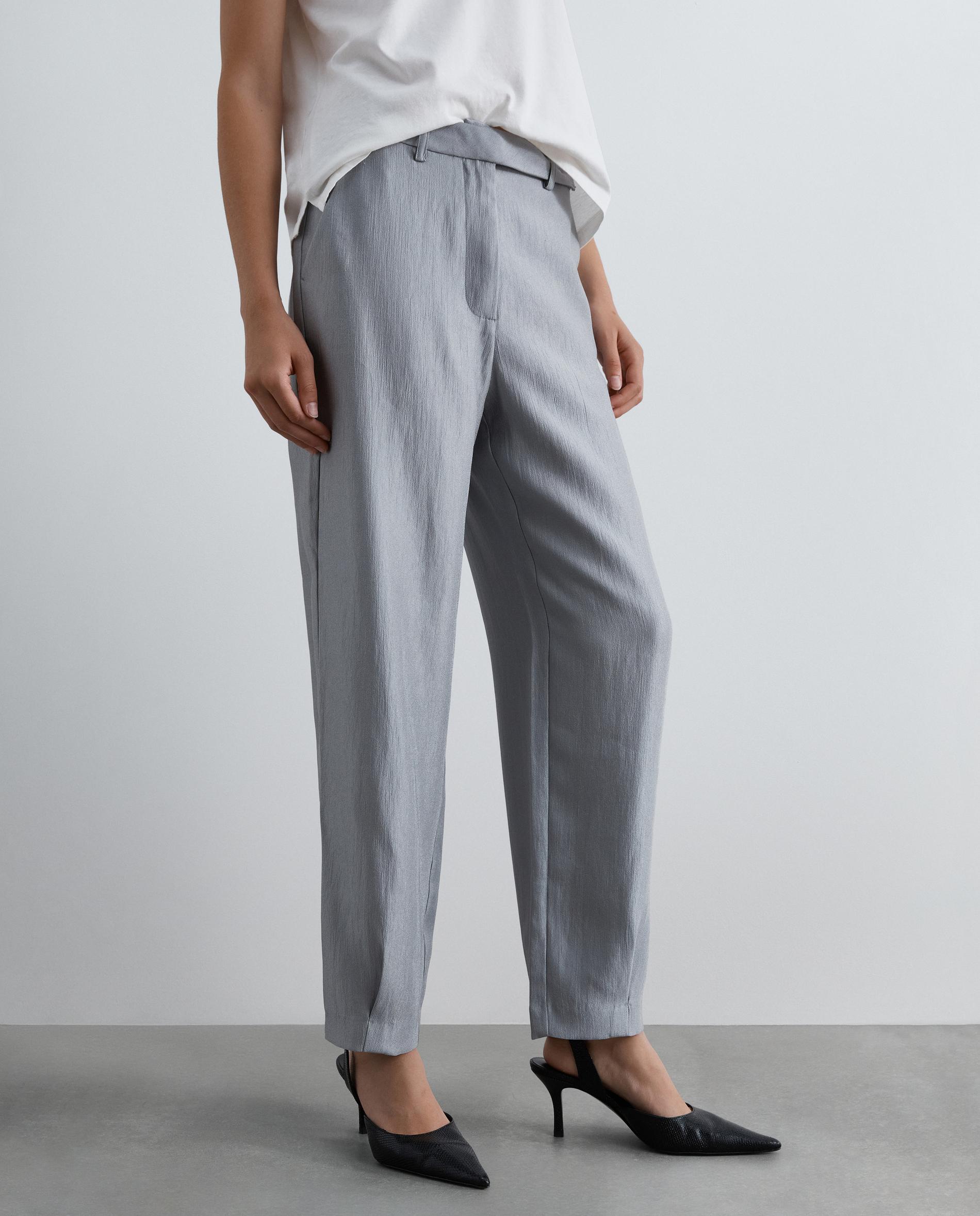 Pantalón recto de mujer tobillero en tejido satinado - Scalpers - Gris Gris-2