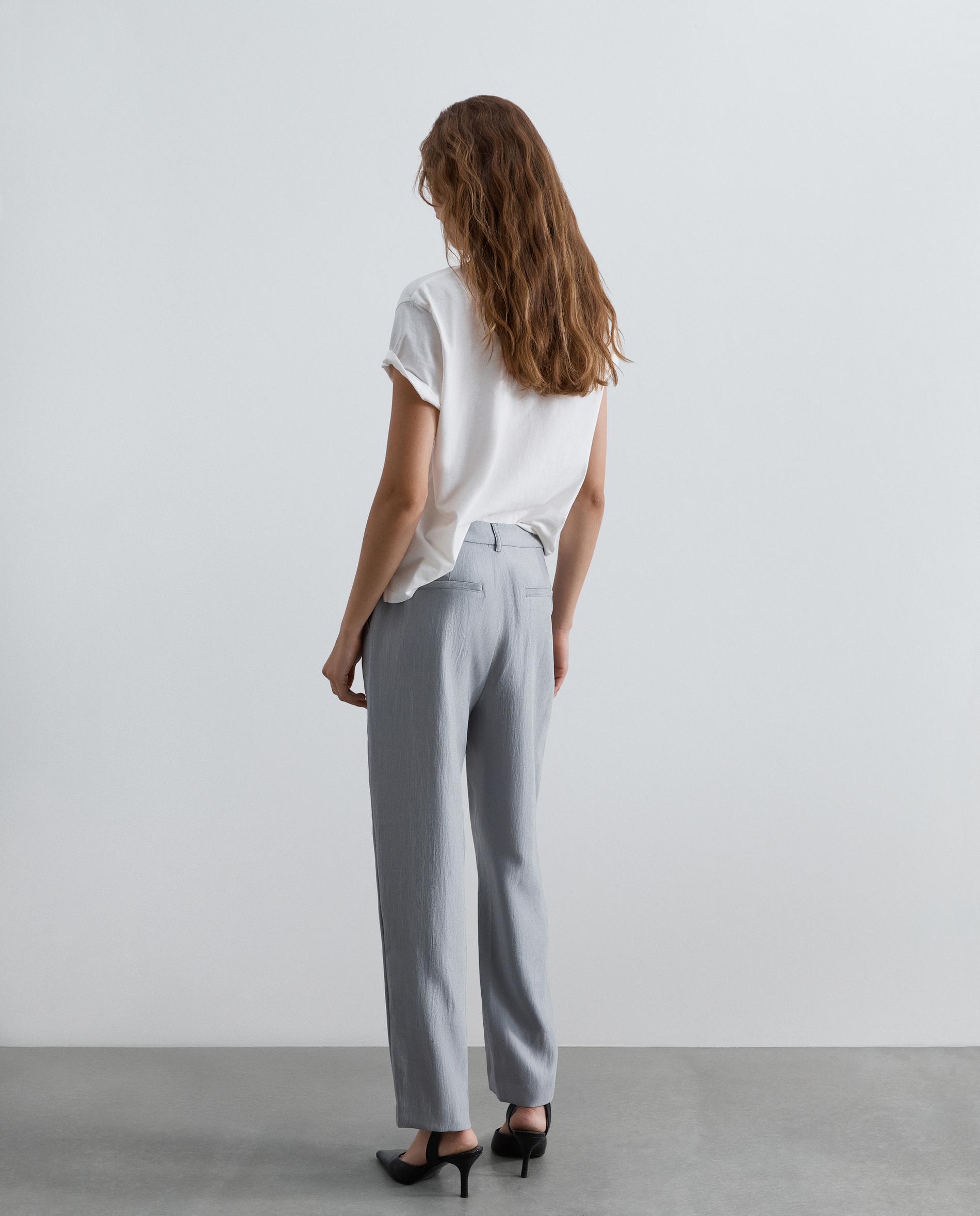 Pantalón recto de mujer tobillero en tejido satinado - Scalpers - Gris Gris-3