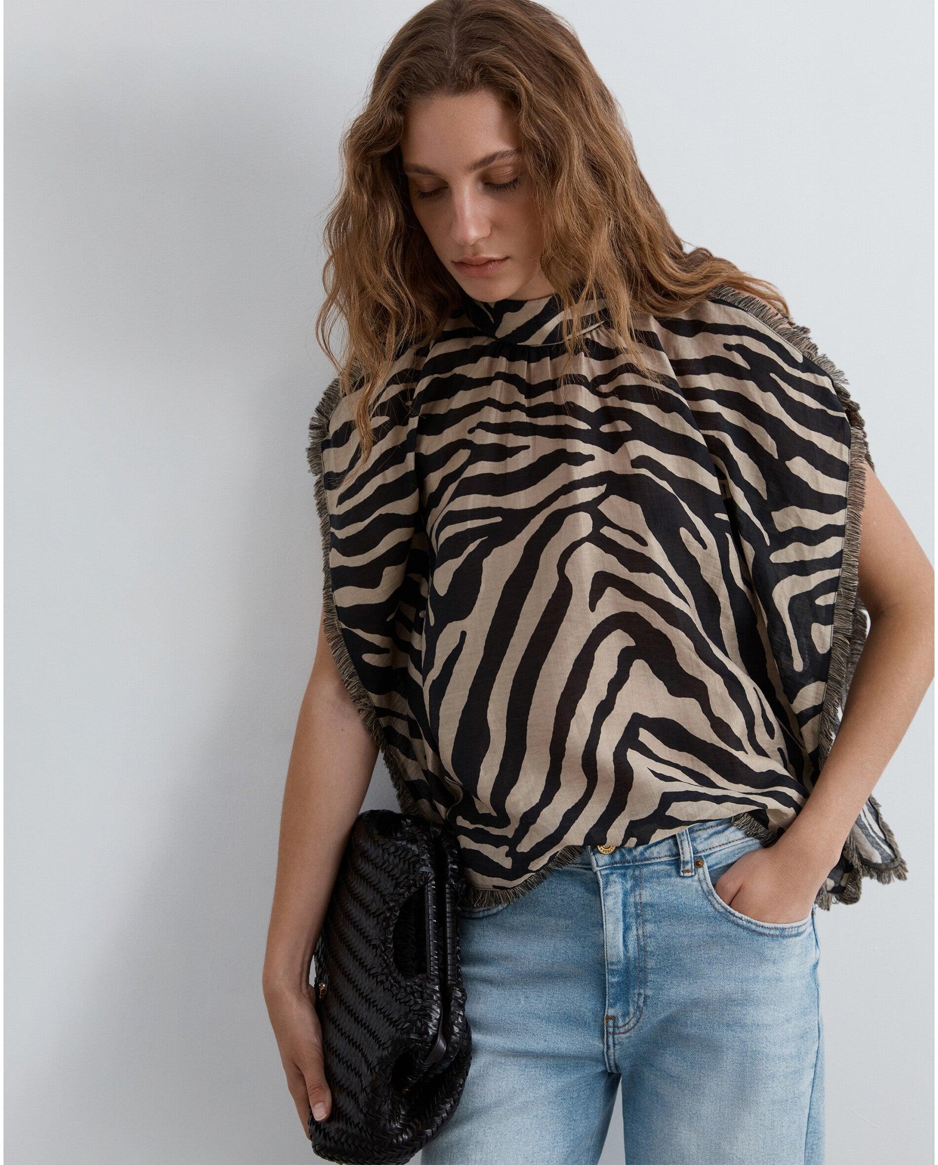 Imagen 0 de Top de mujer animal print con estructura tipo capa y flecos Multicolor