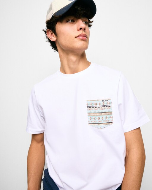 Imagen 0 de Camiseta de hombre bolsillo etnico blanca