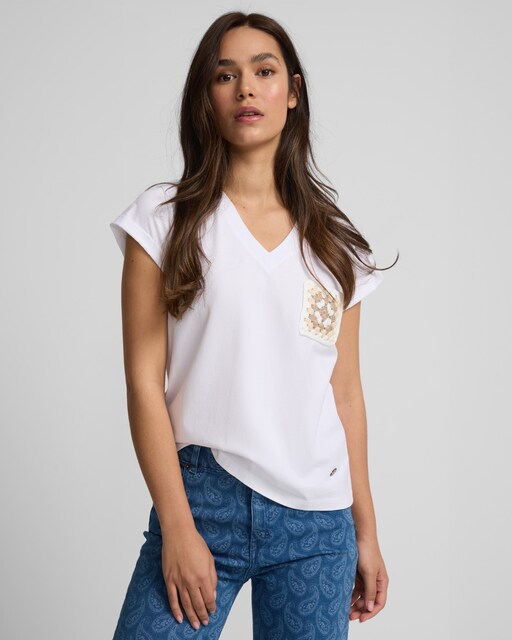 Imagen 0 de Camiseta de mujer bolsillo crochet blanca