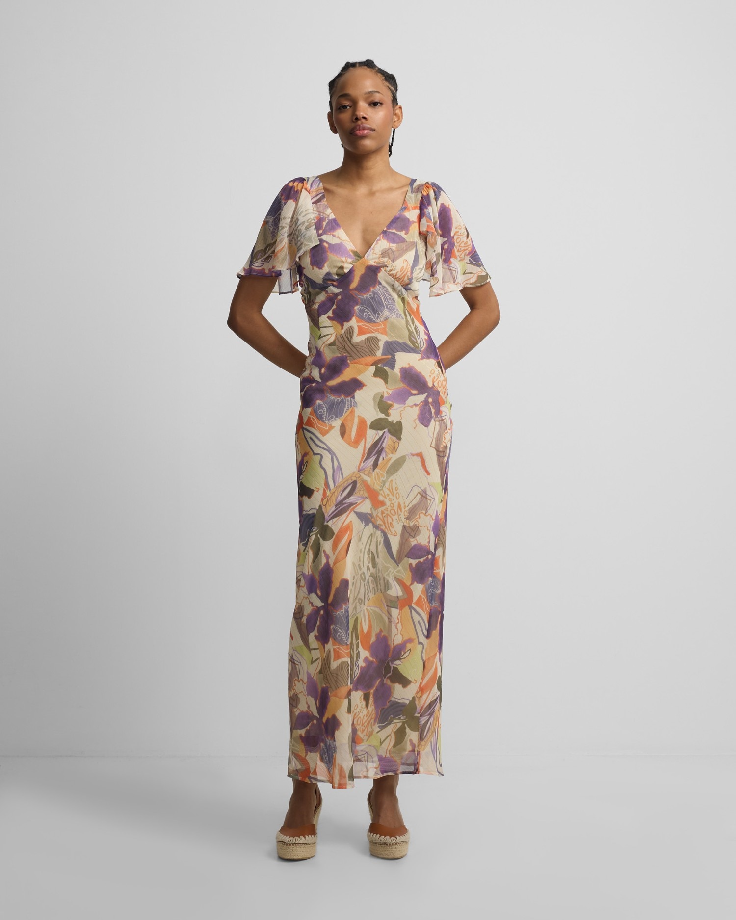 Silbon - Vestido largo estampado flores moradas y naranjas.