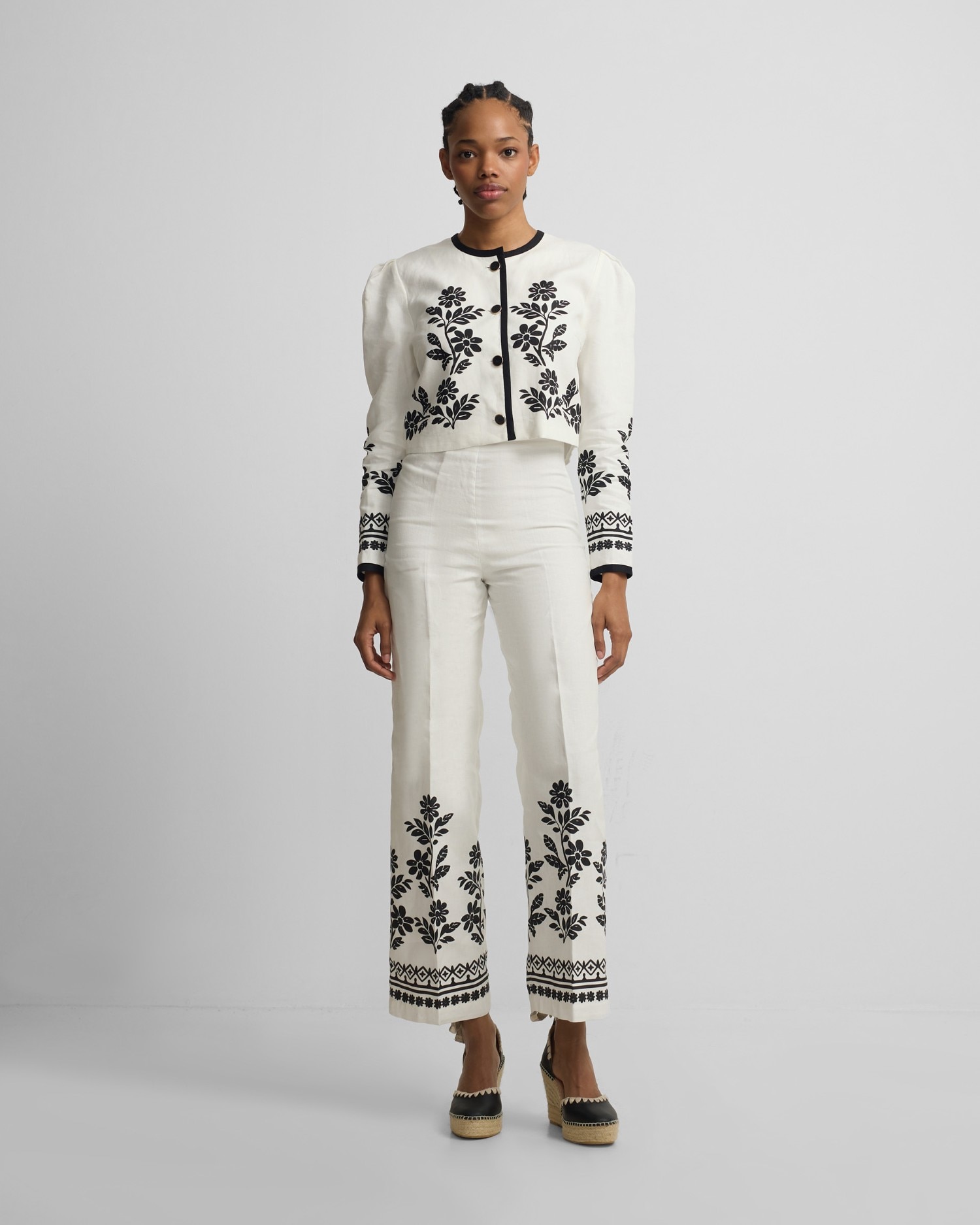 Silbon - Pantalón ancho de mujer estampado flores blanca.