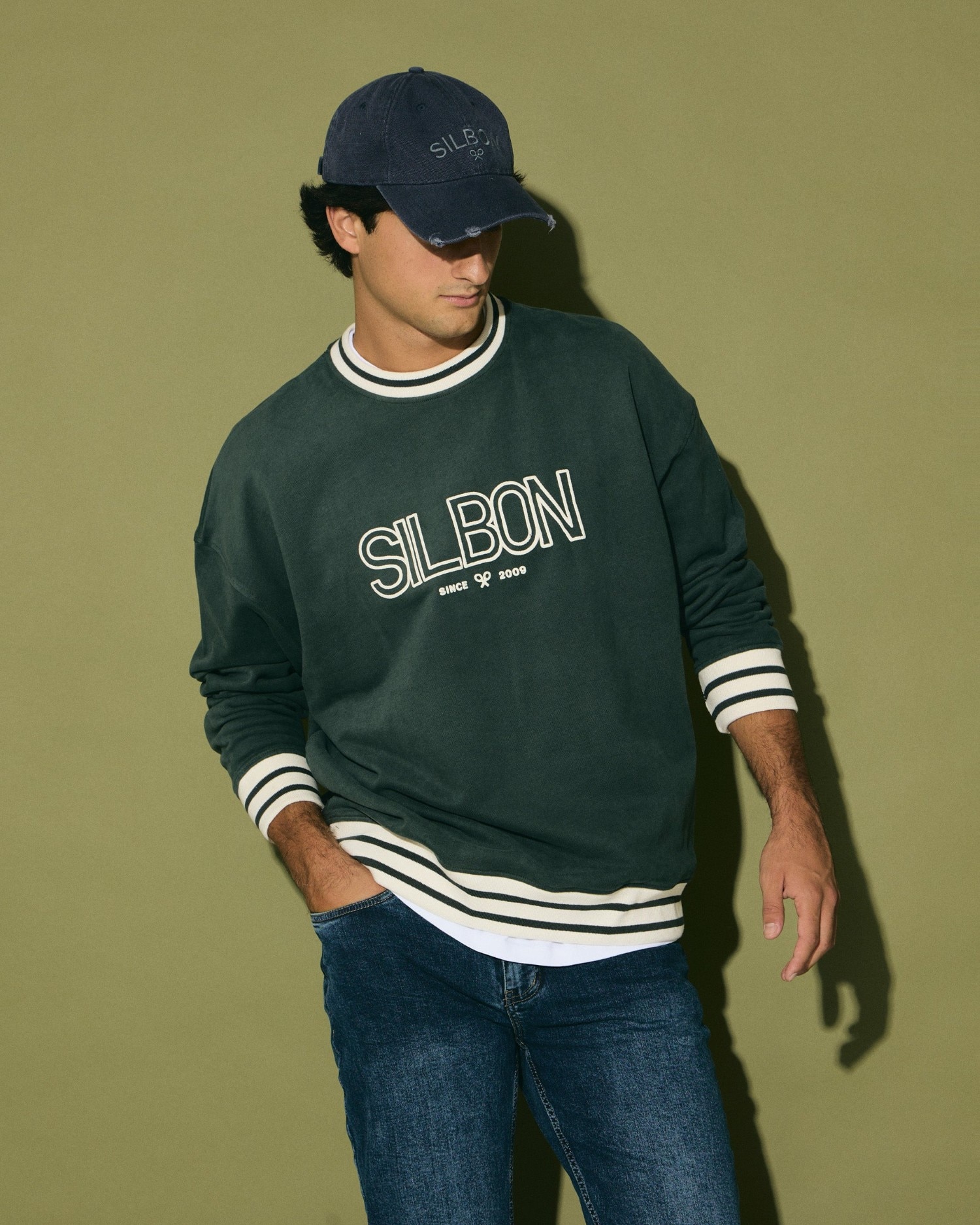 Imagen 0 de Sudadera relaxed de hombre de inspiración retro Verde oscuro