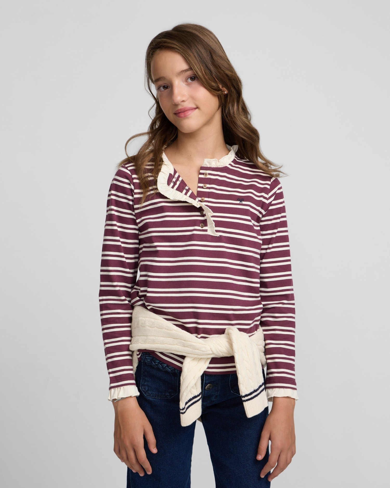 Imagen 0 de Camiseta de niña con cuello volante a rayas Granate