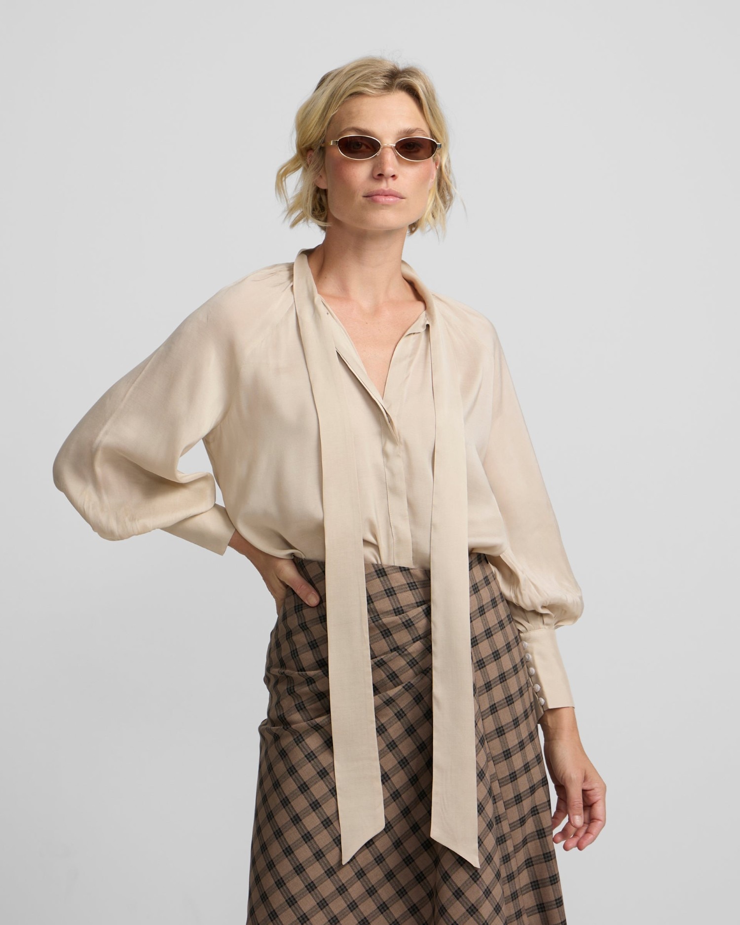 Imagen 0 de Blusa romántica lazada Beige