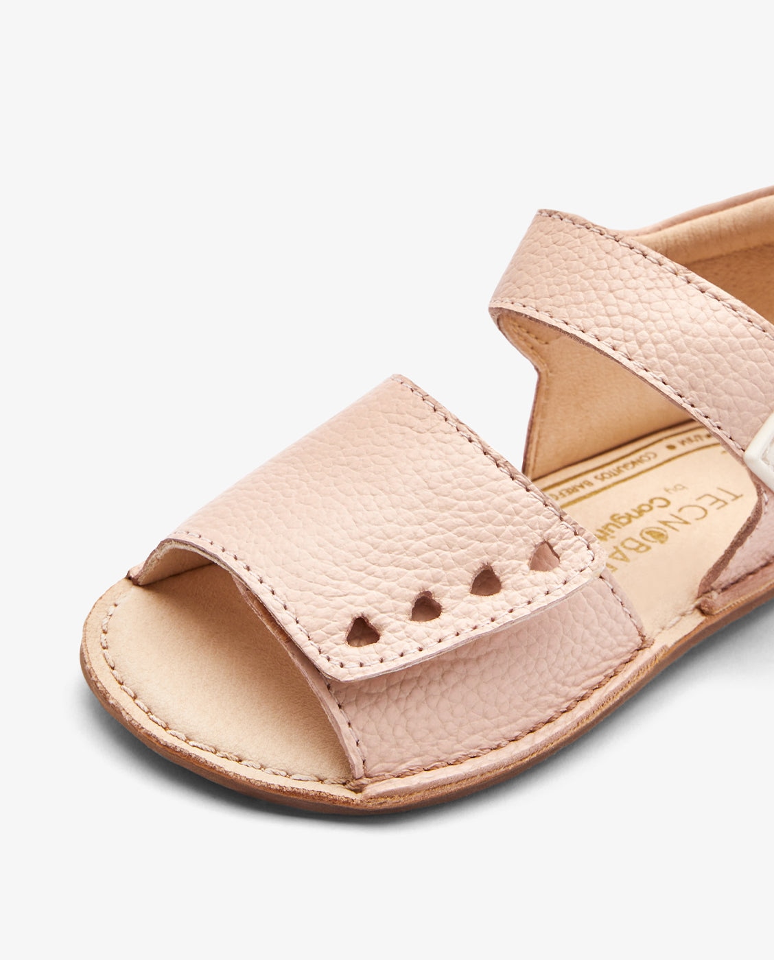 Conguitos - Sandalias de bebés diseño respetuoso con perforado en forma de corazón.