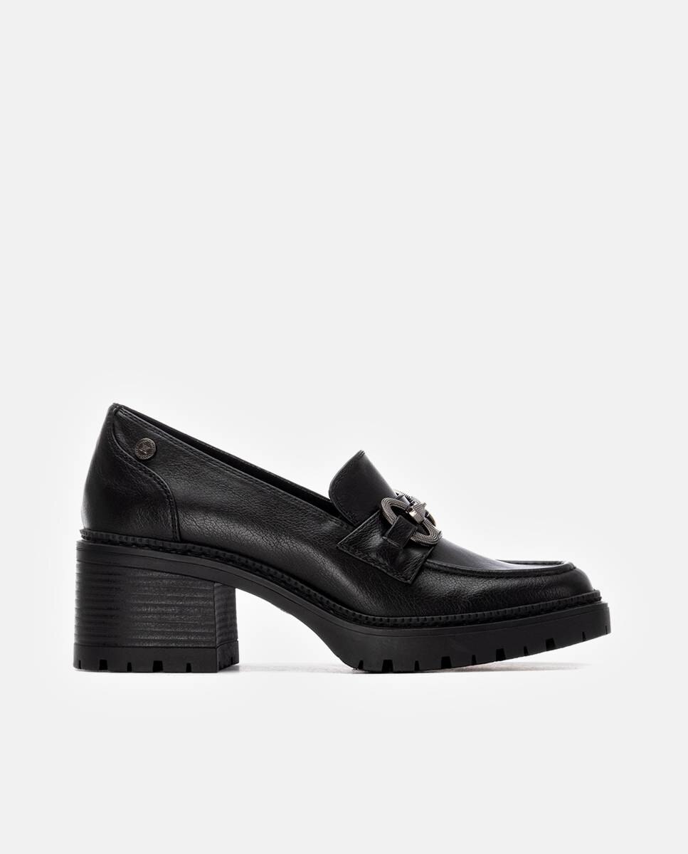 Xti - Mocasines de mujer con tacón y cadena decorativa.