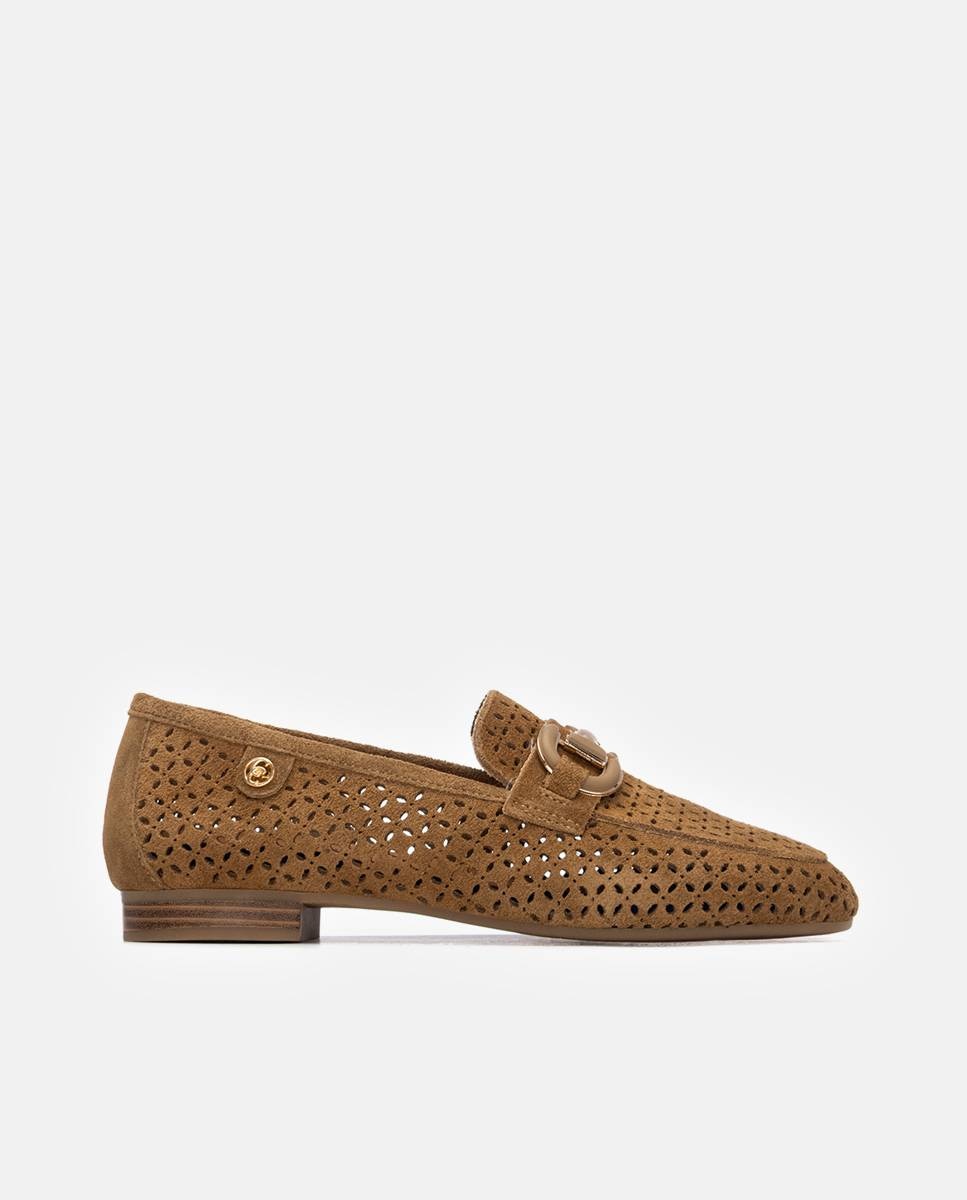 Carmela - Mocasines planos de mujer de piel con cadena decorativa.