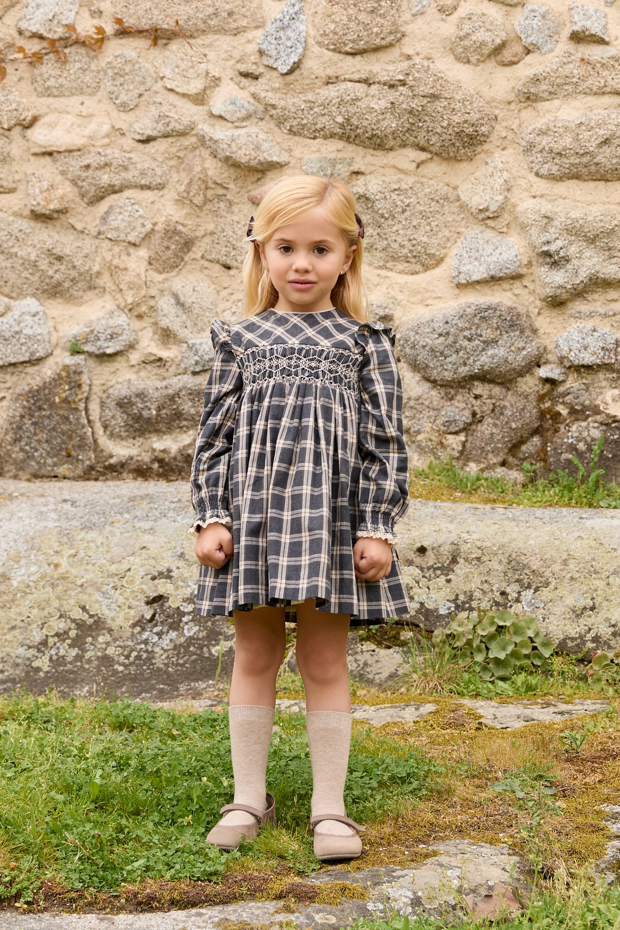 Vestido de niña de algodón estampado de cuadros con canesú engomado punto smock. - Martín Aranda - Marrón oscuro Marrón oscuro-2