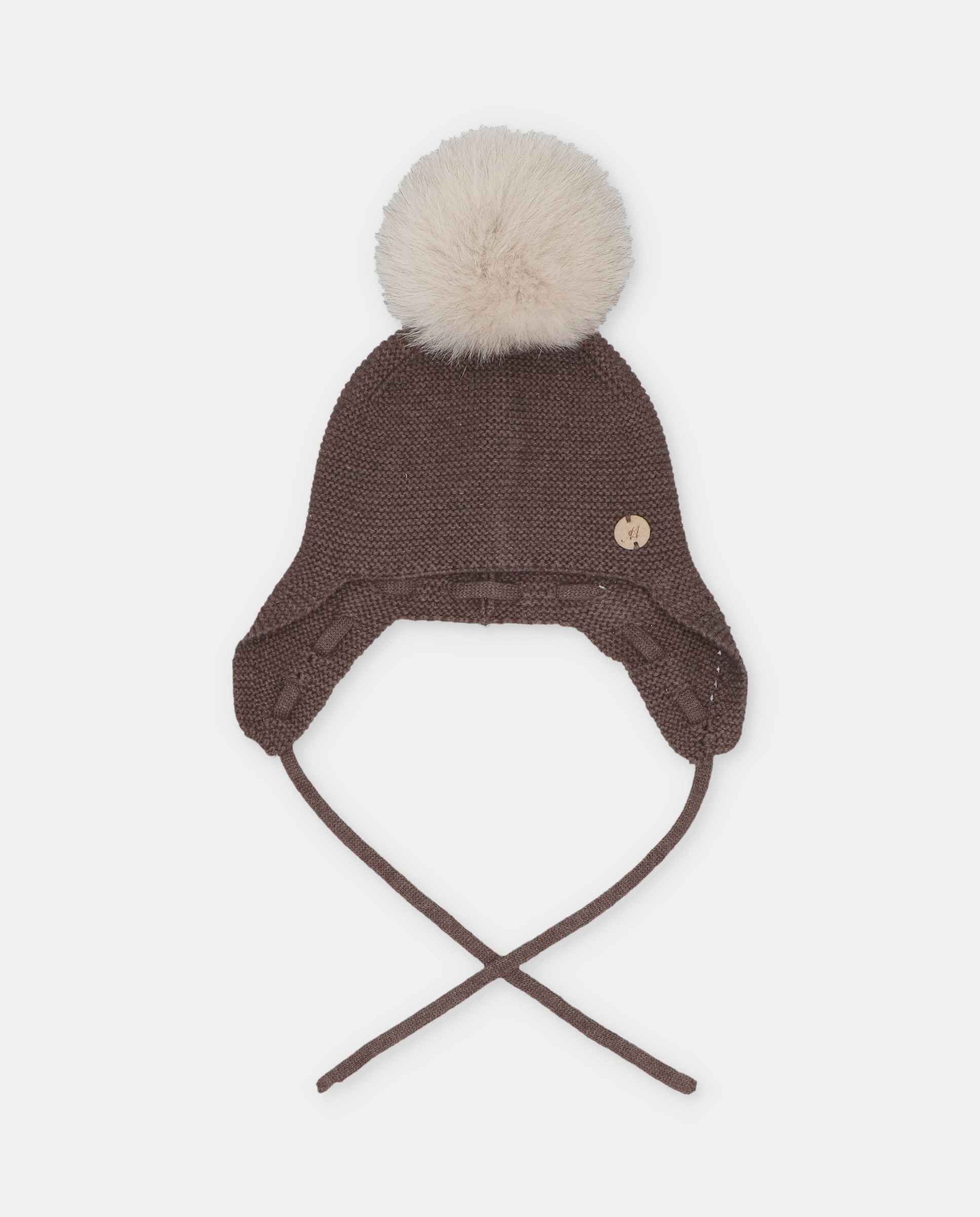Imagen 0 de Gorro de bebés de punto con pompón de pelo. Marrón chocolate