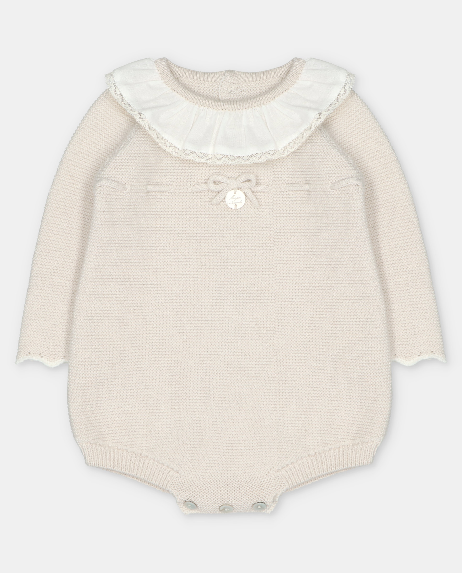 Imagen 0 de Pelele de bebé niña de punto con detalles calados. Beige