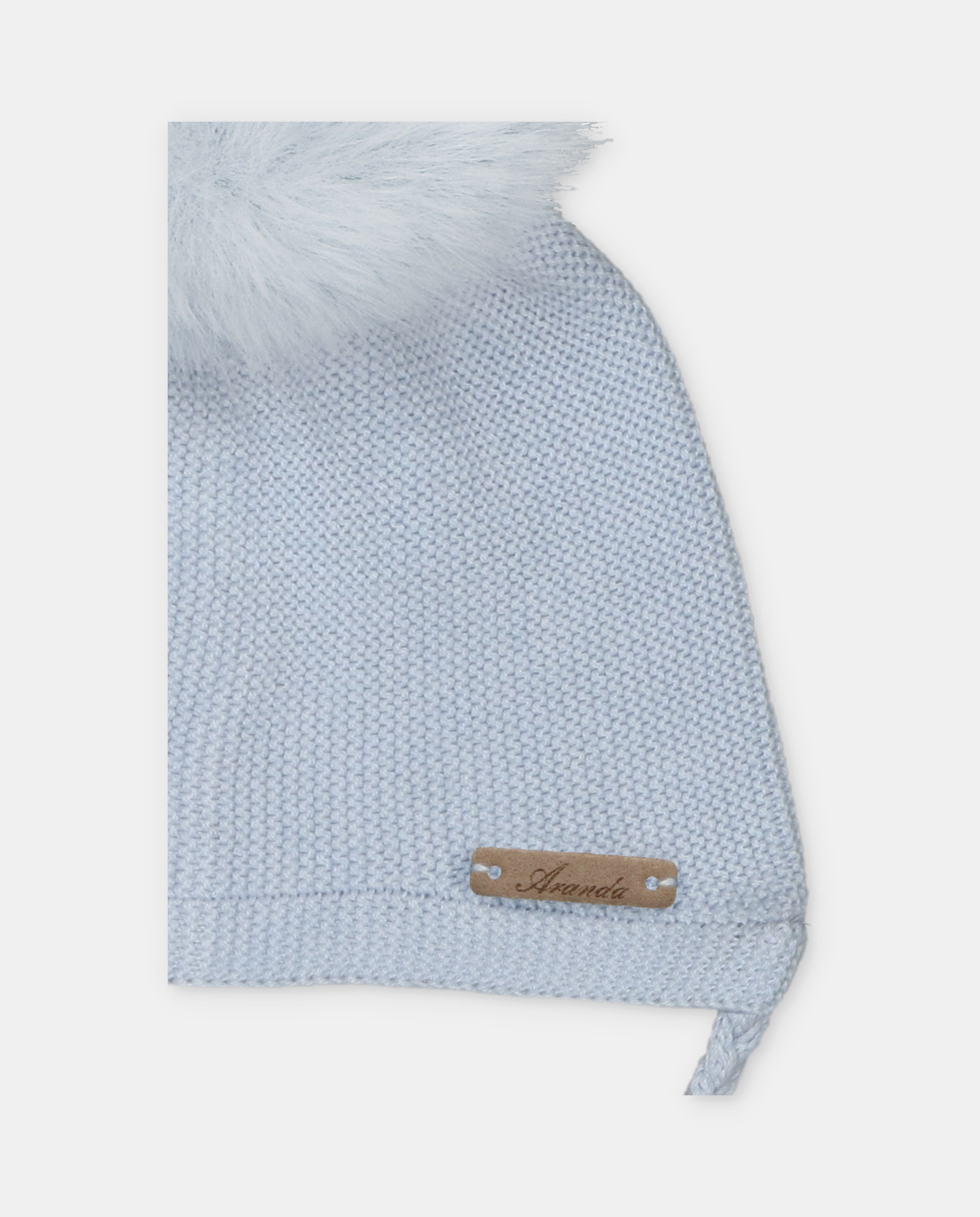Gorro de bebés de punto con pompón de pelo y cierre de tiras trenzadas. - Martín Aranda - Azul celeste Azul celeste-2